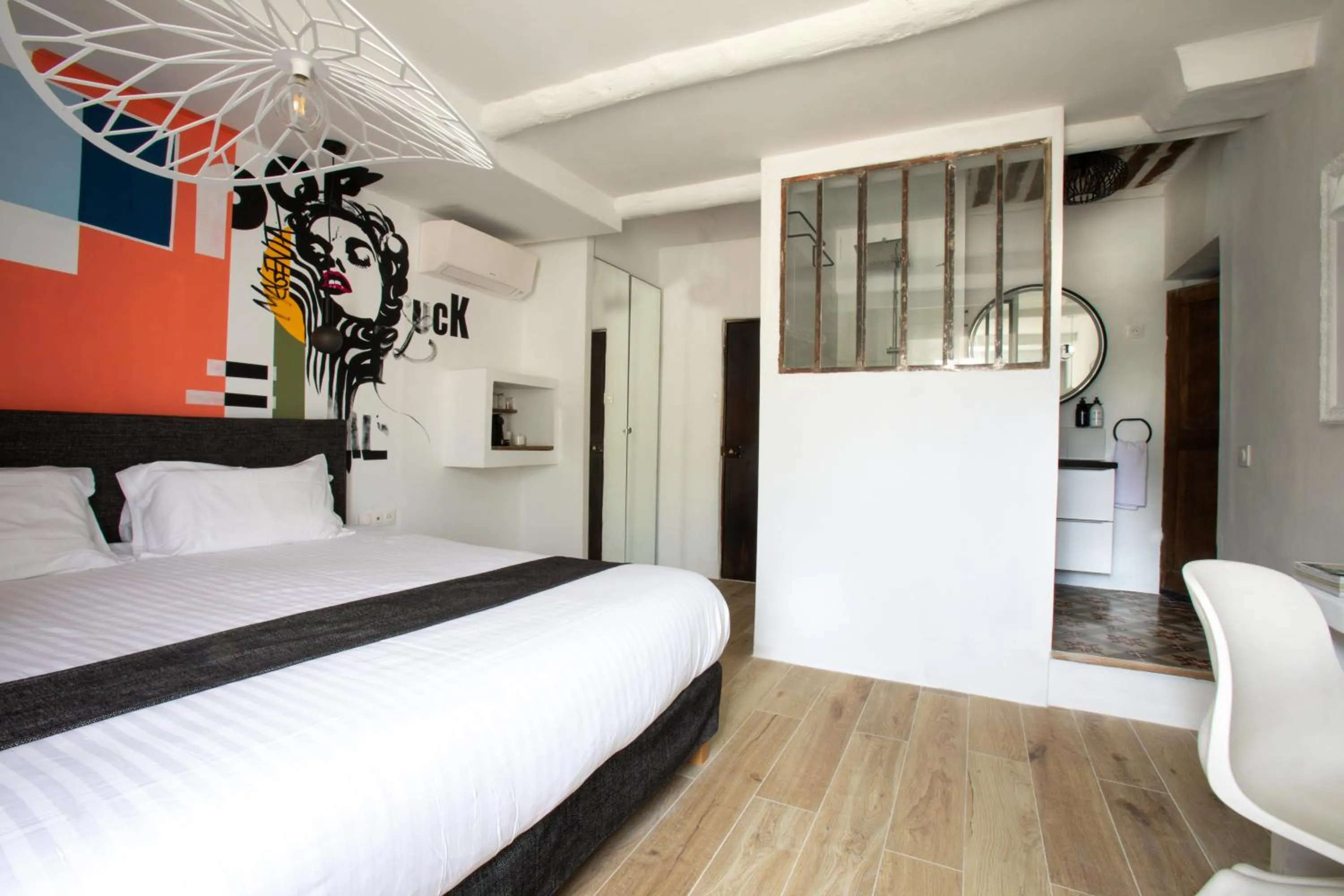 Photo of the whole room, Bed in DODO etc