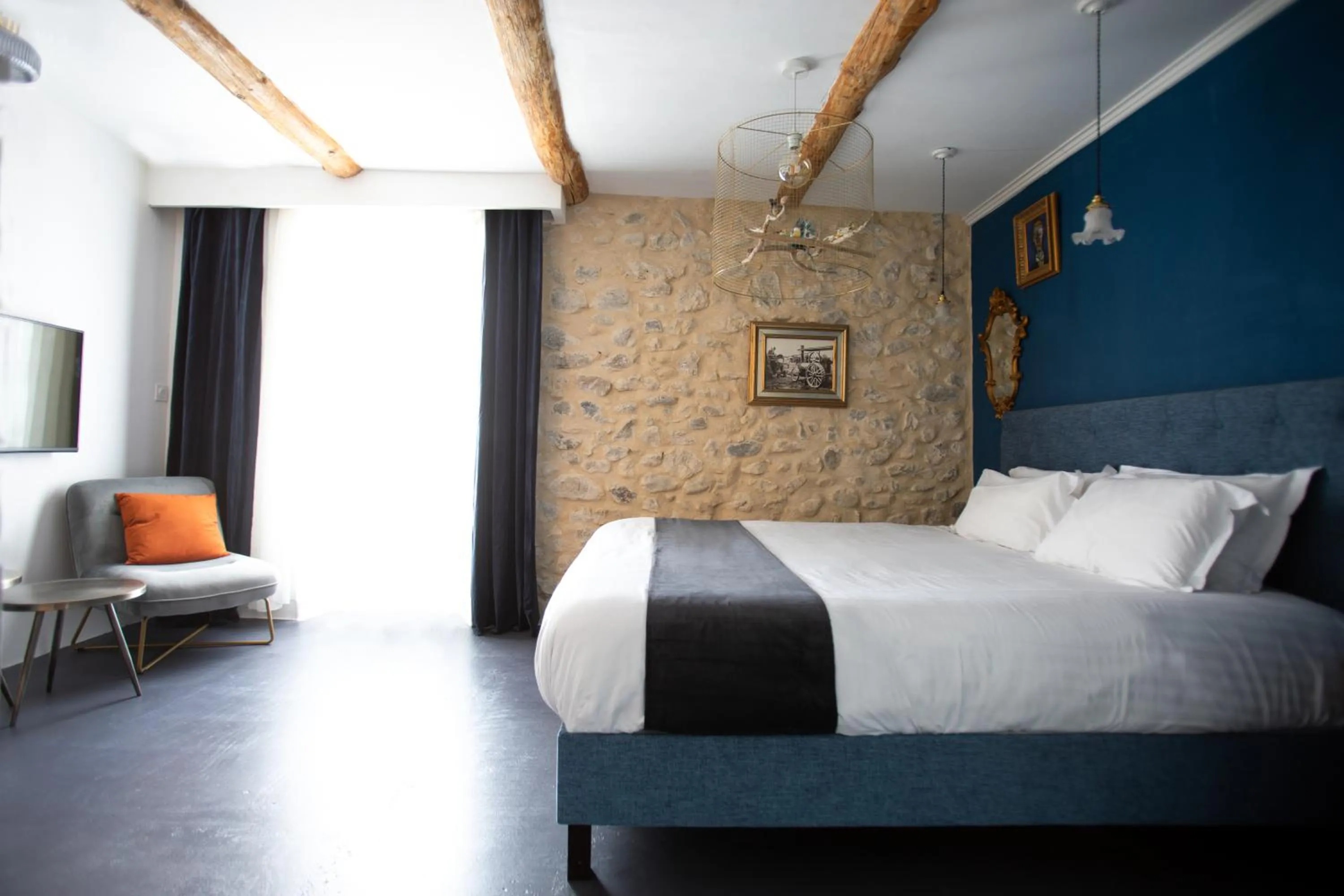 Photo of the whole room, Bed in DODO etc