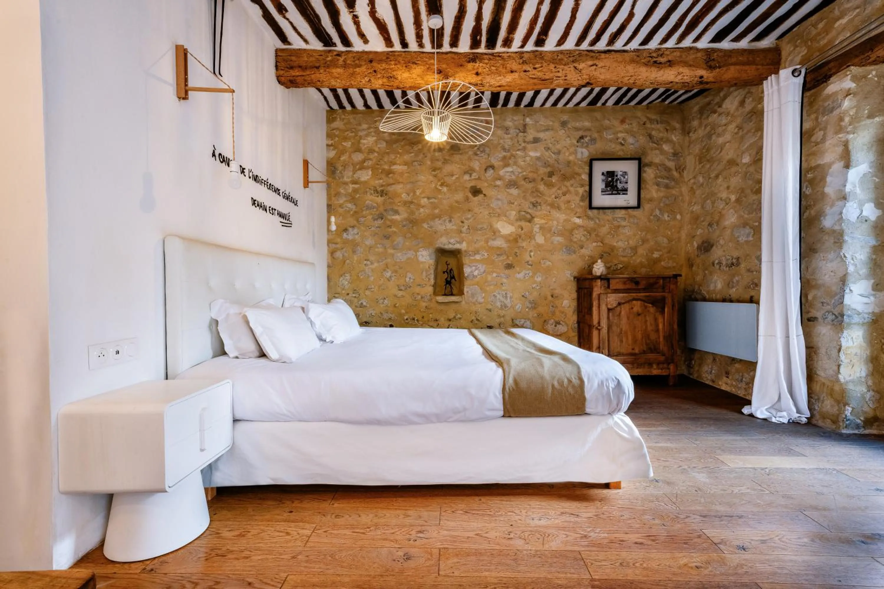 Photo of the whole room, Bed in DODO etc