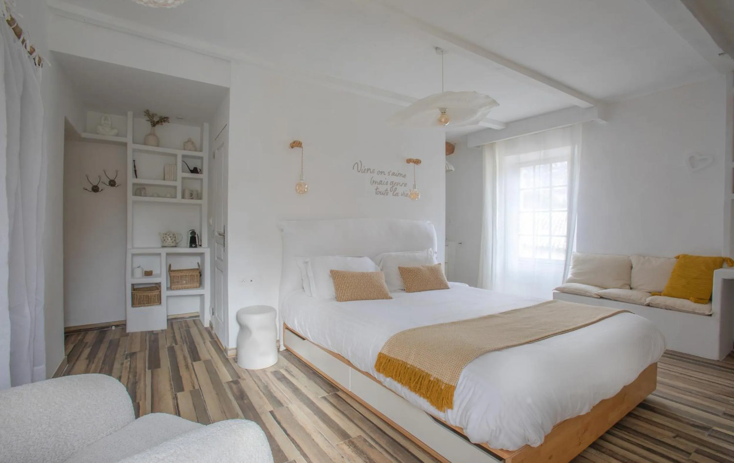 Photo of the whole room, Bed in DODO etc