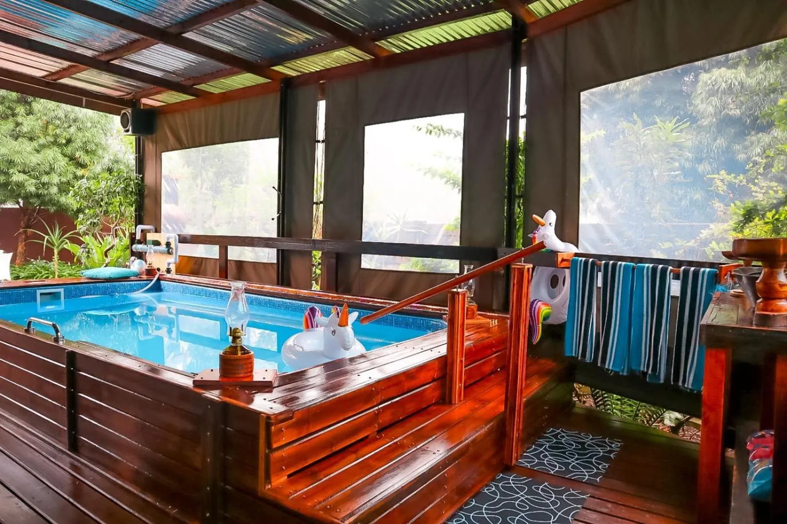 Swimming pool in Havana Nights