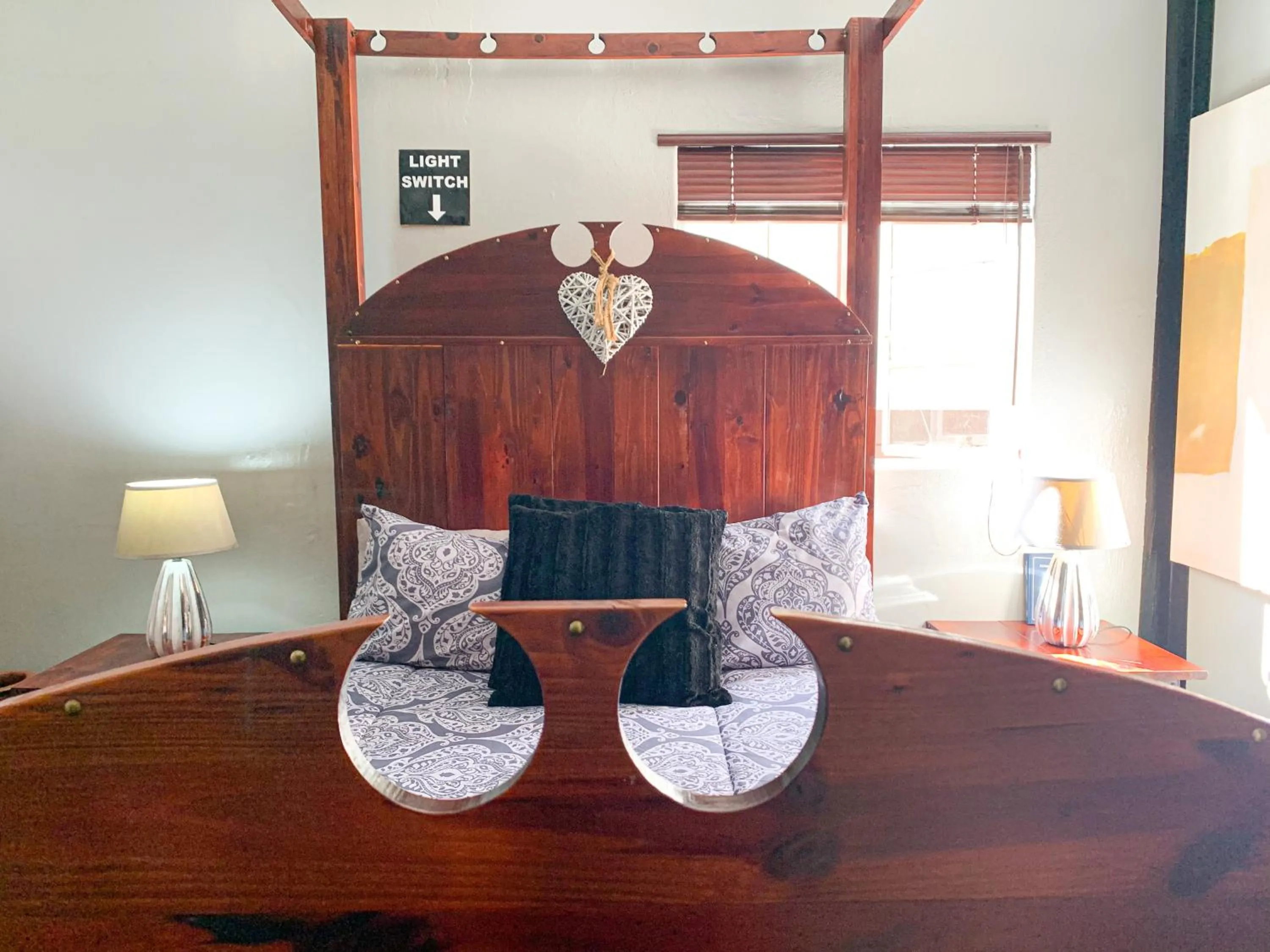 Photo of the whole room, Bed in Havana Nights