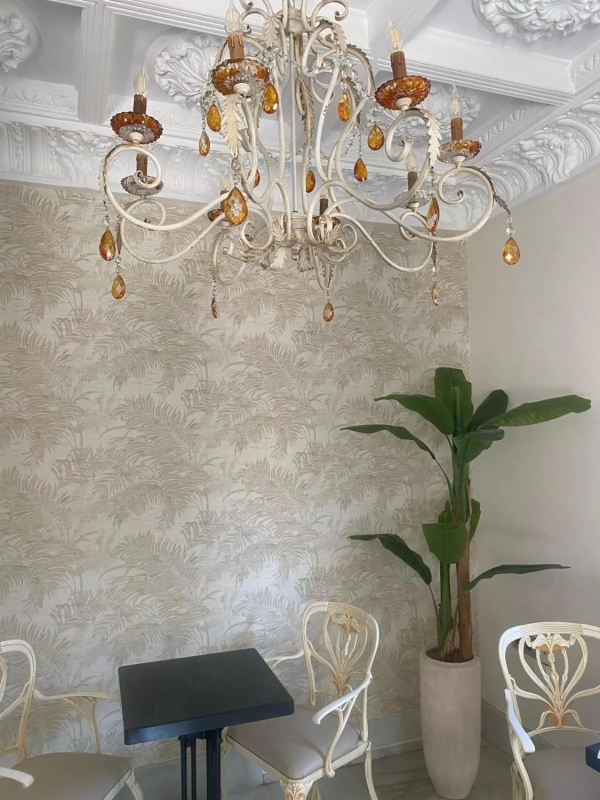 Communal lounge/ TV room in Suite Comares