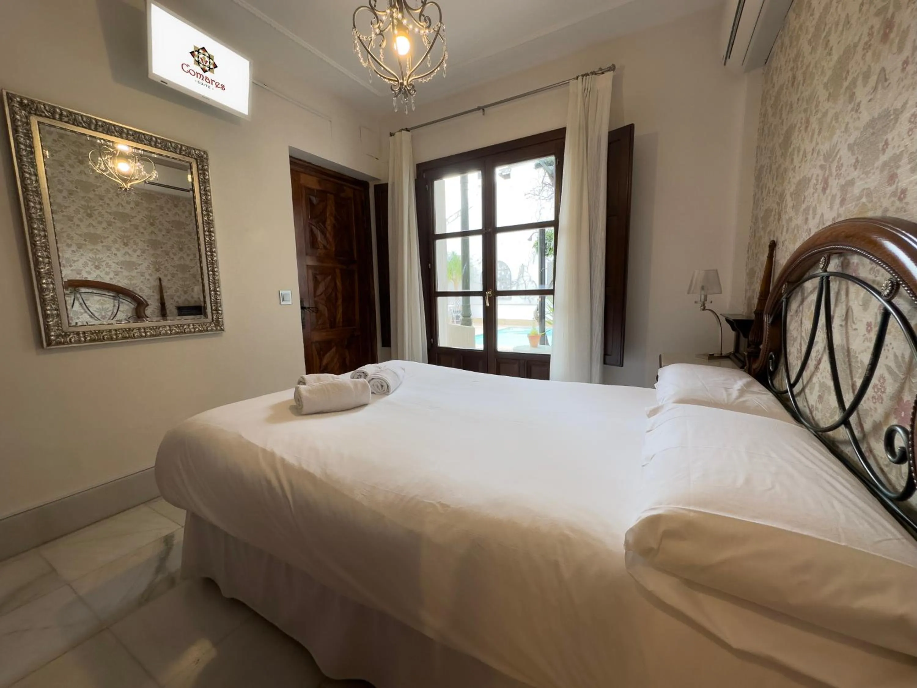 Bedroom, Bed in Suite Comares