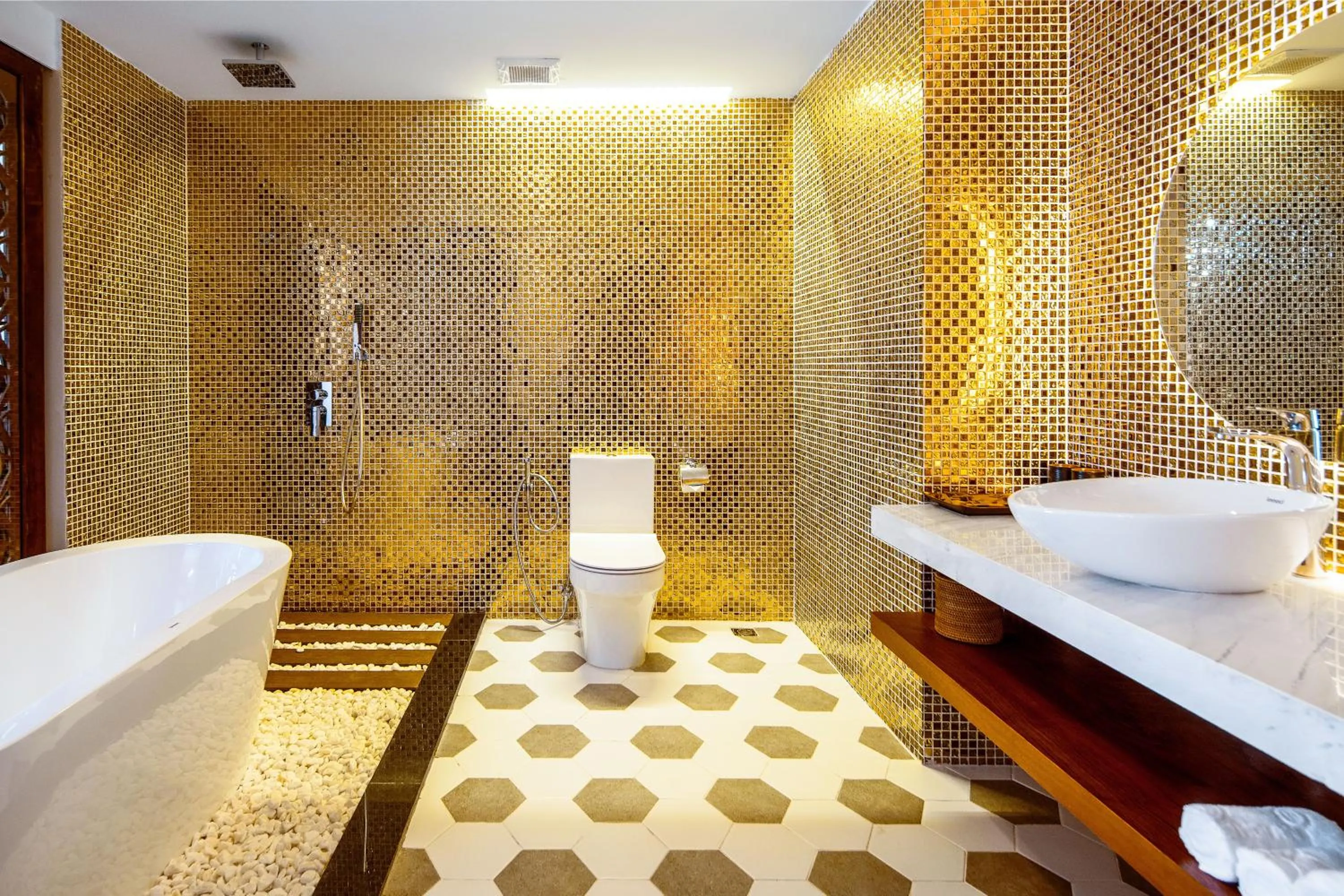 Shower in Qualia De Hôtel Hoi An - Rooftop Bar City View