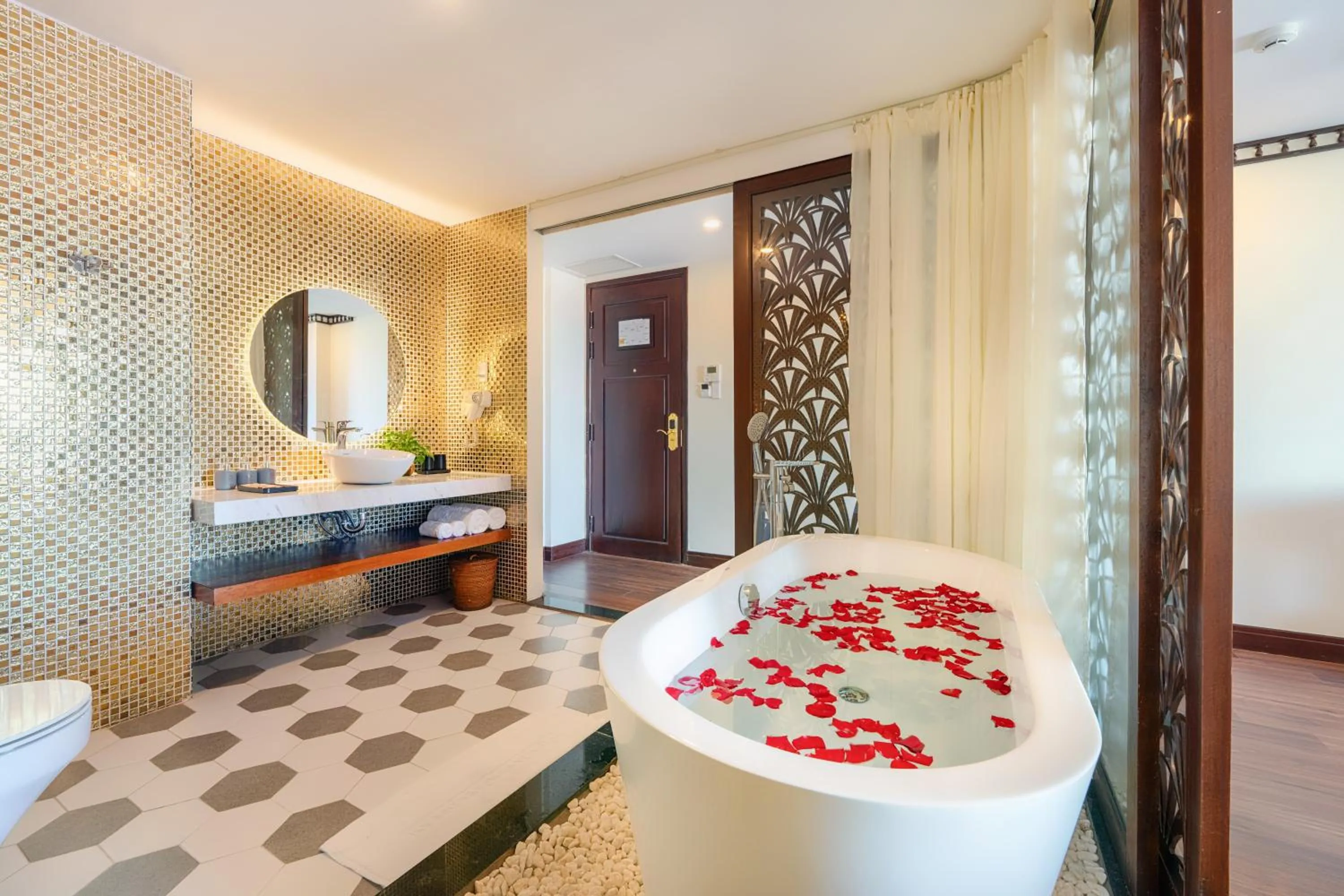 Bathroom, Bed in Qualia De Hôtel Hoi An - Rooftop Bar City View