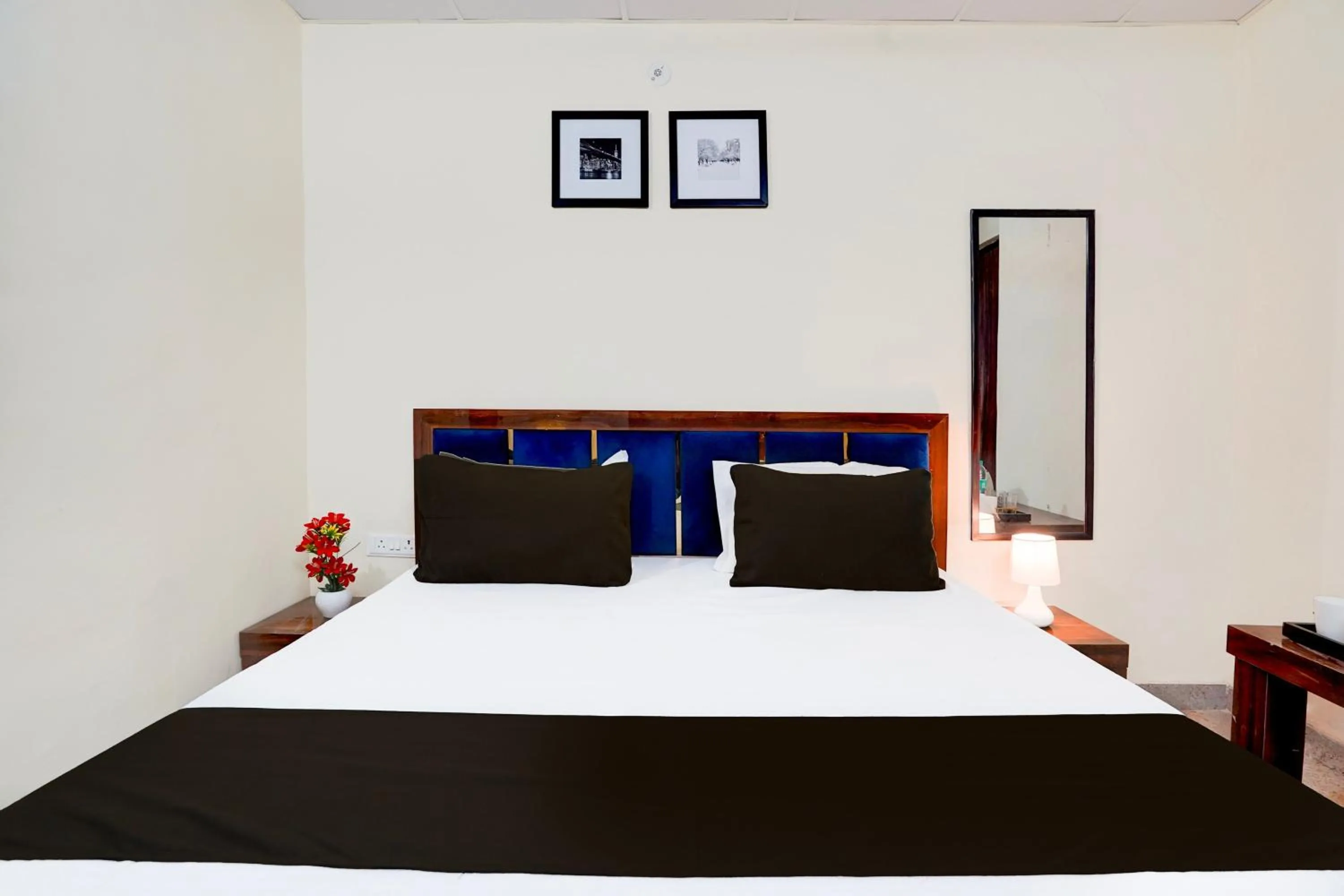 Bedroom, Bed in Hotel O Crystal Inn