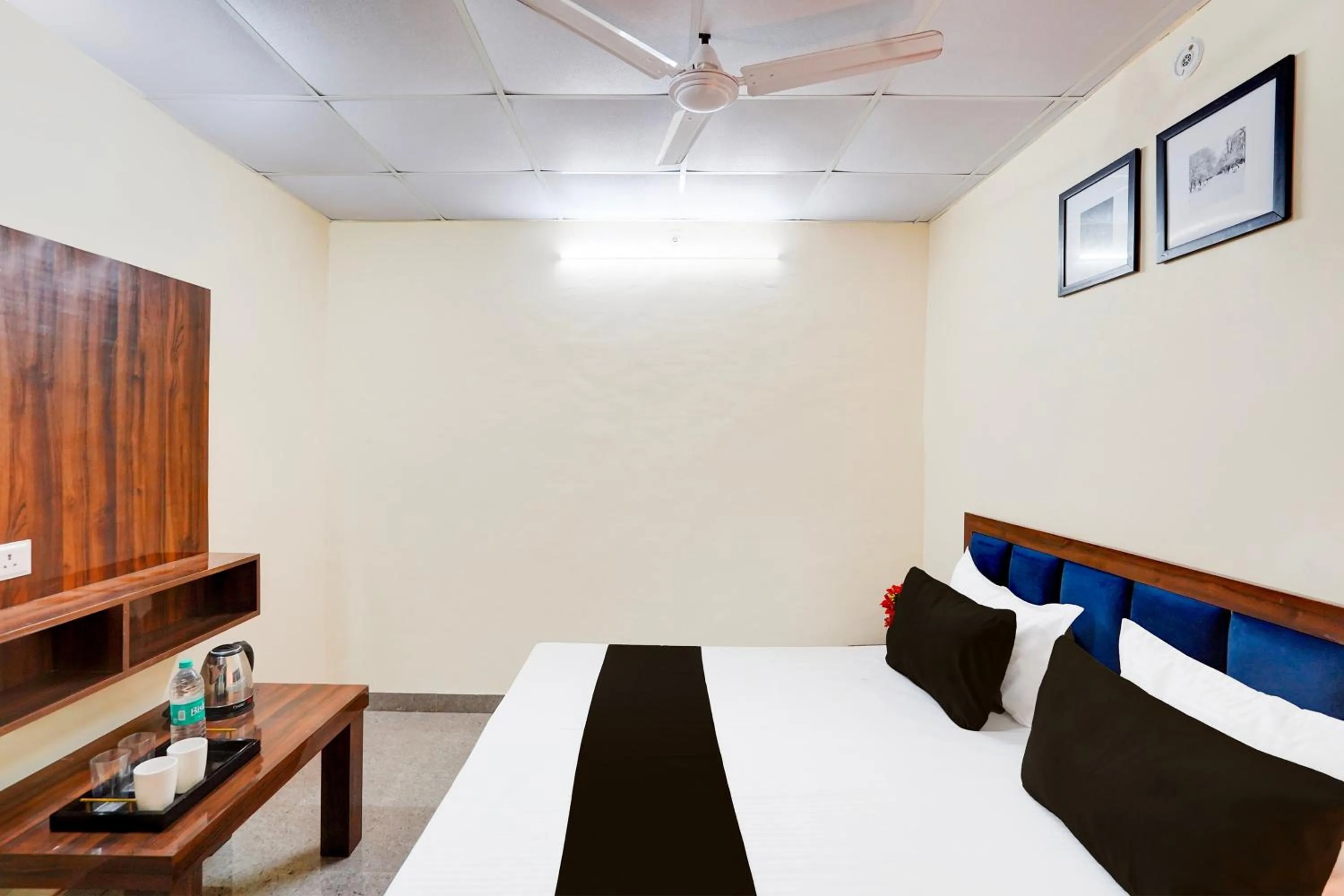 Bedroom, Bed in Hotel O Crystal Inn