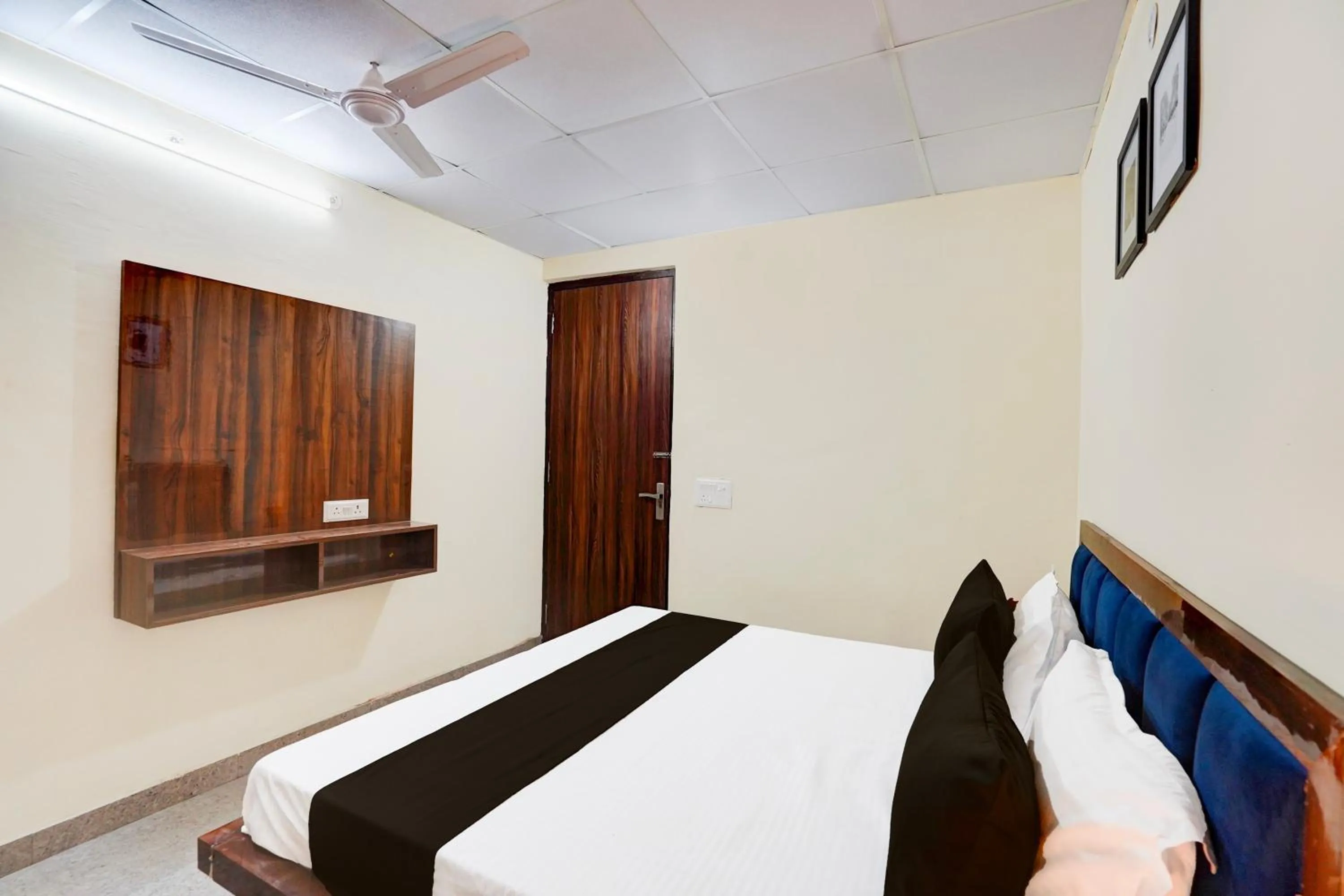 Bedroom, Bed in Hotel O Crystal Inn