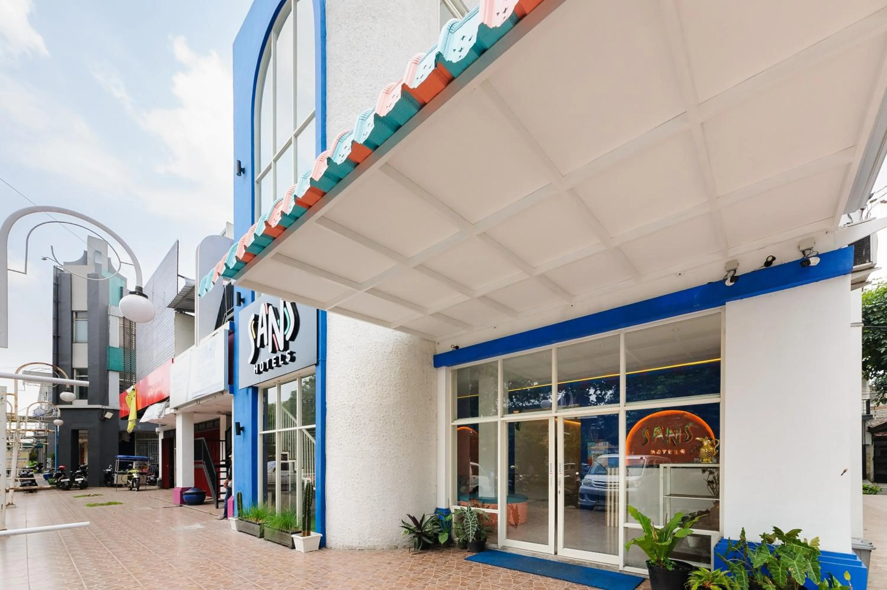 Facade/entrance in Sans Hotel La Vida Malang