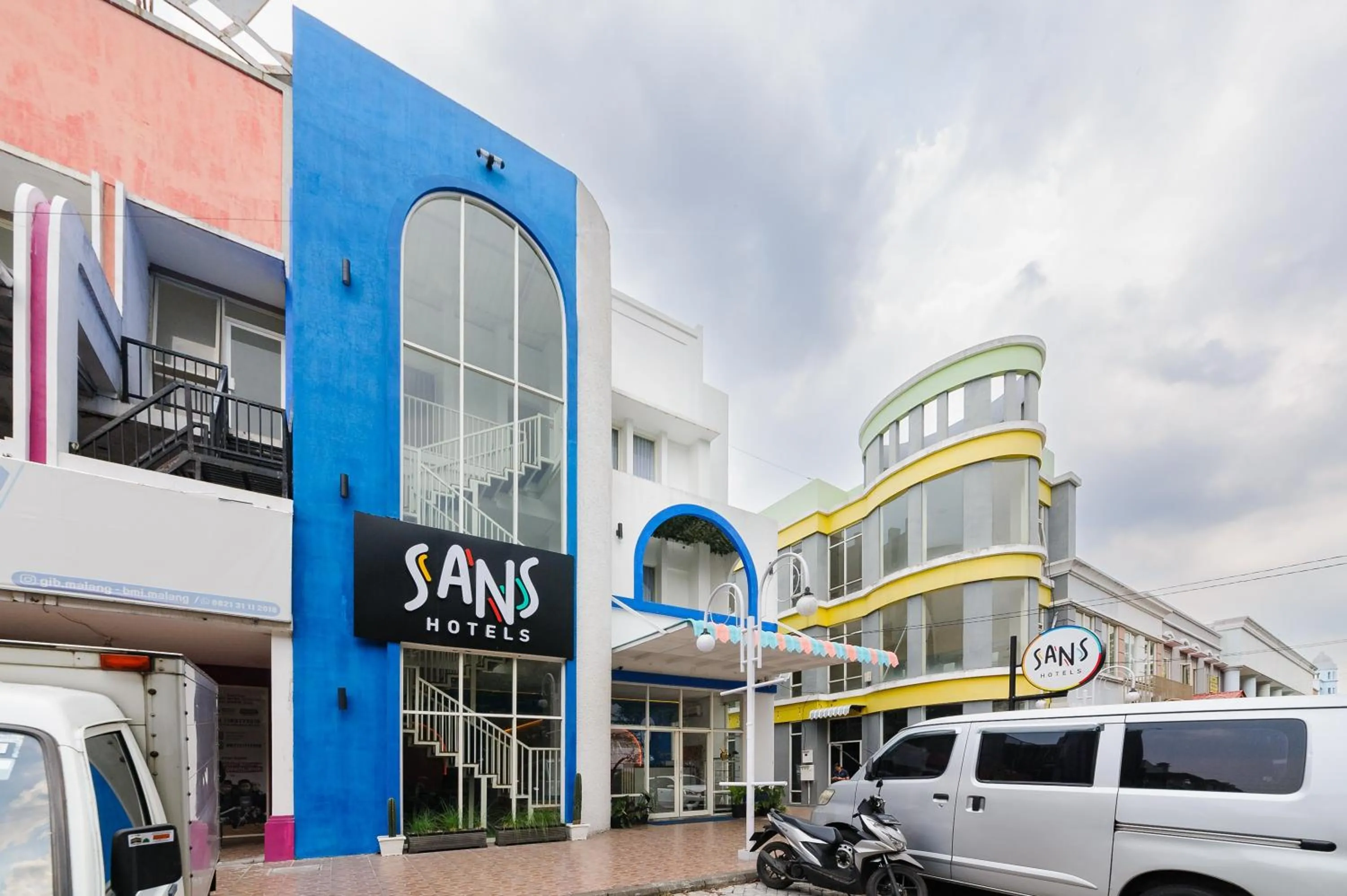 Facade/entrance in Sans Hotel La Vida Malang