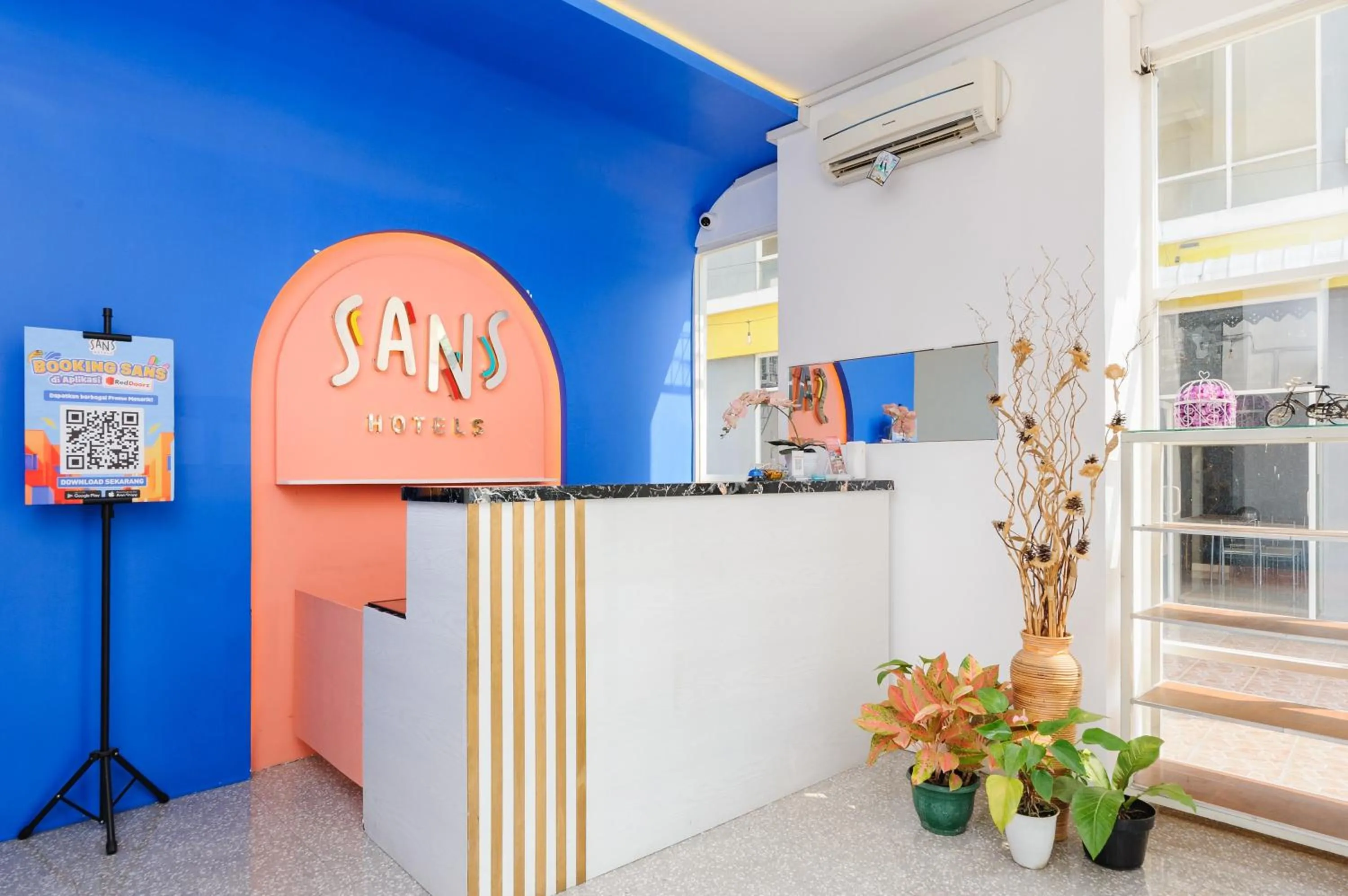 Lobby or reception in Sans Hotel La Vida Malang