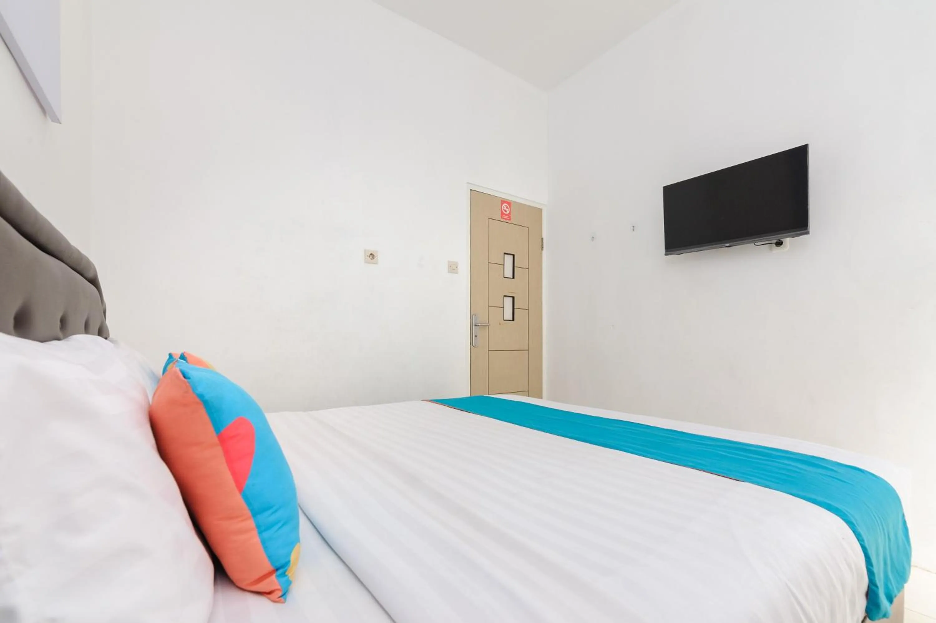 Bedroom, Bed in Sans Hotel La Vida Malang