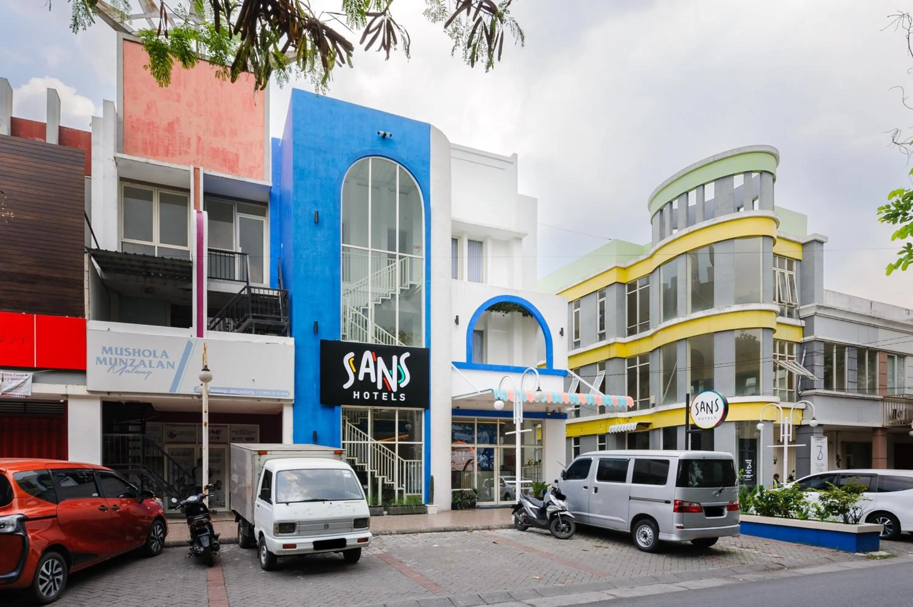 Facade/entrance in Sans Hotel La Vida Malang
