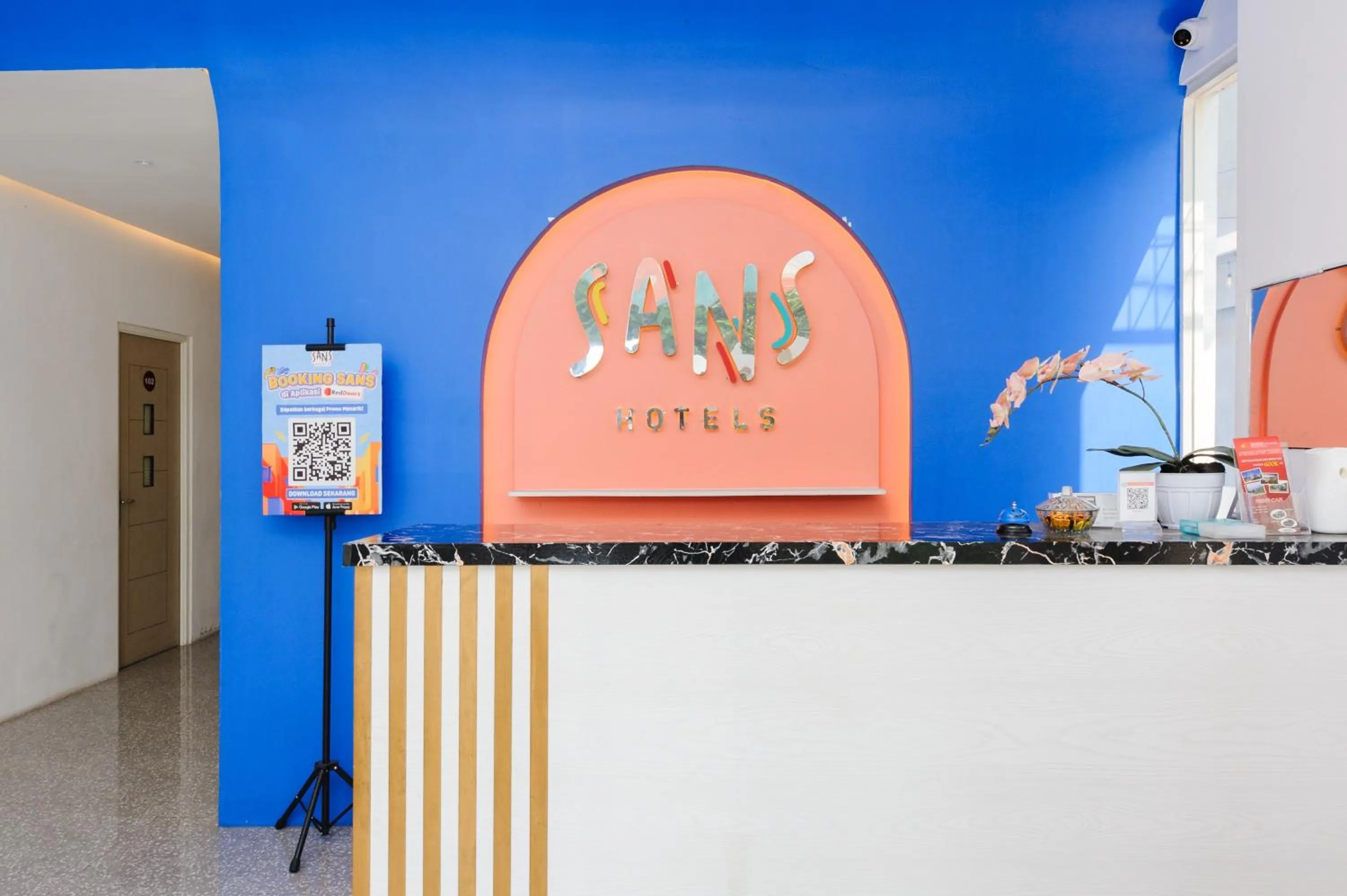 Lobby or reception in Sans Hotel La Vida Malang