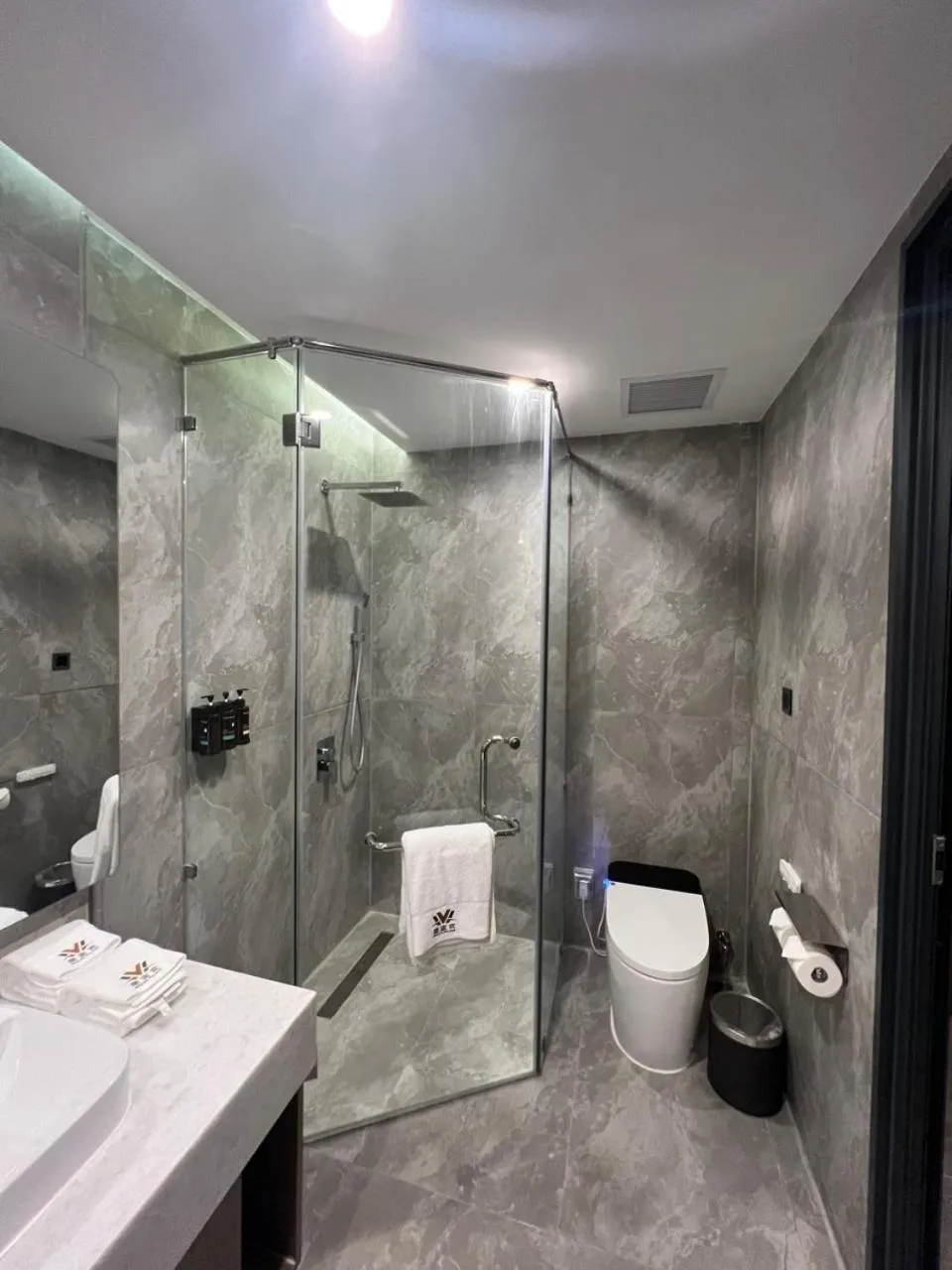 Shower in Wah Fu Hotel