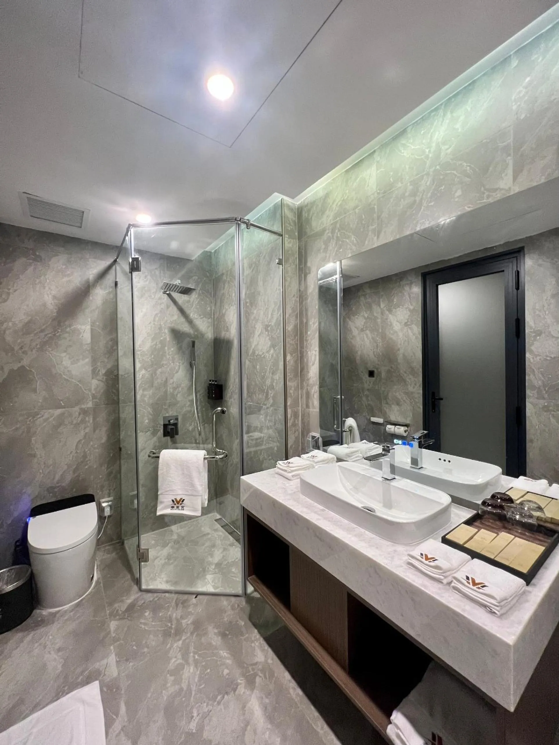 Shower in Wah Fu Hotel