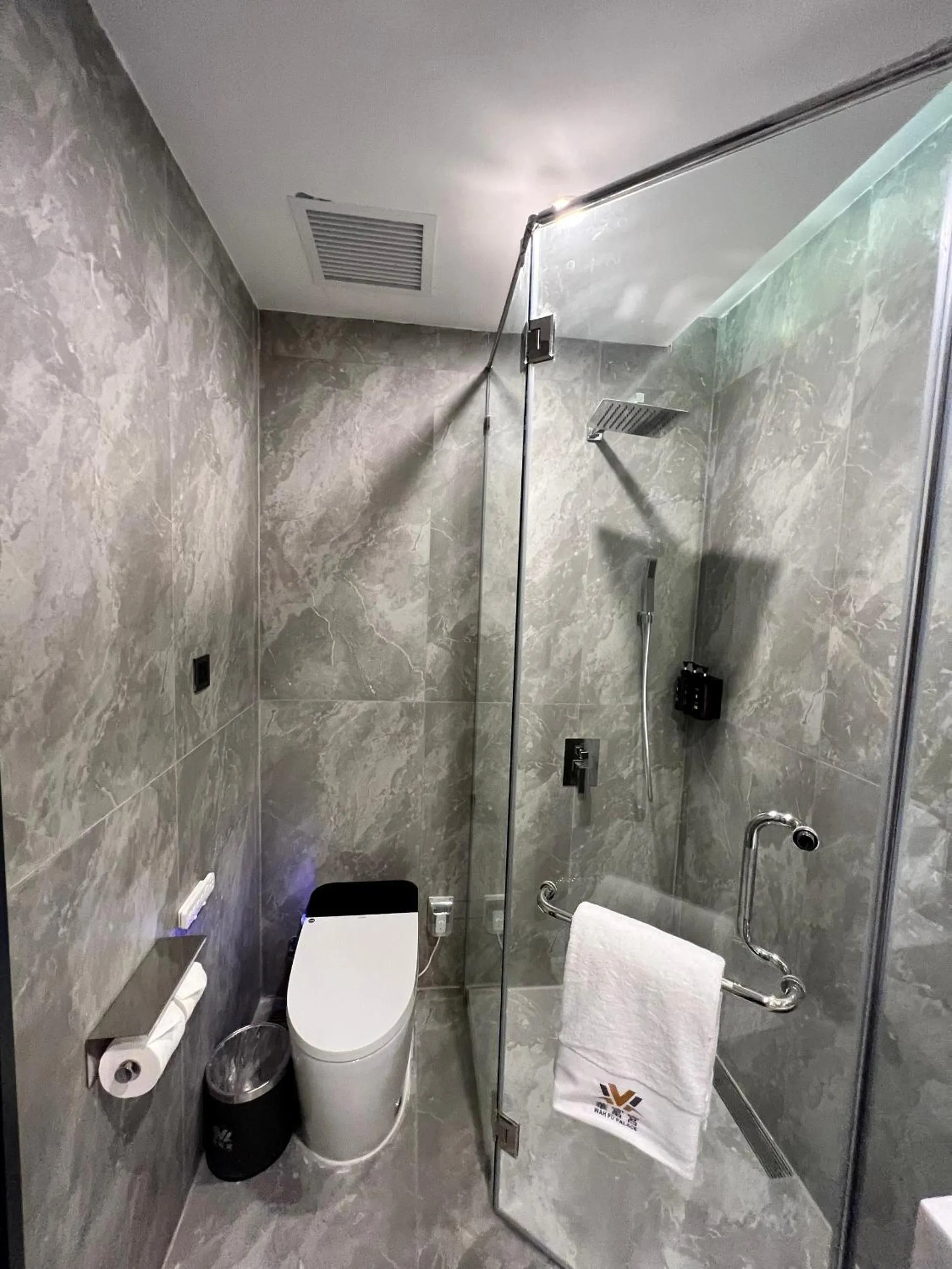 Shower in Wah Fu Hotel