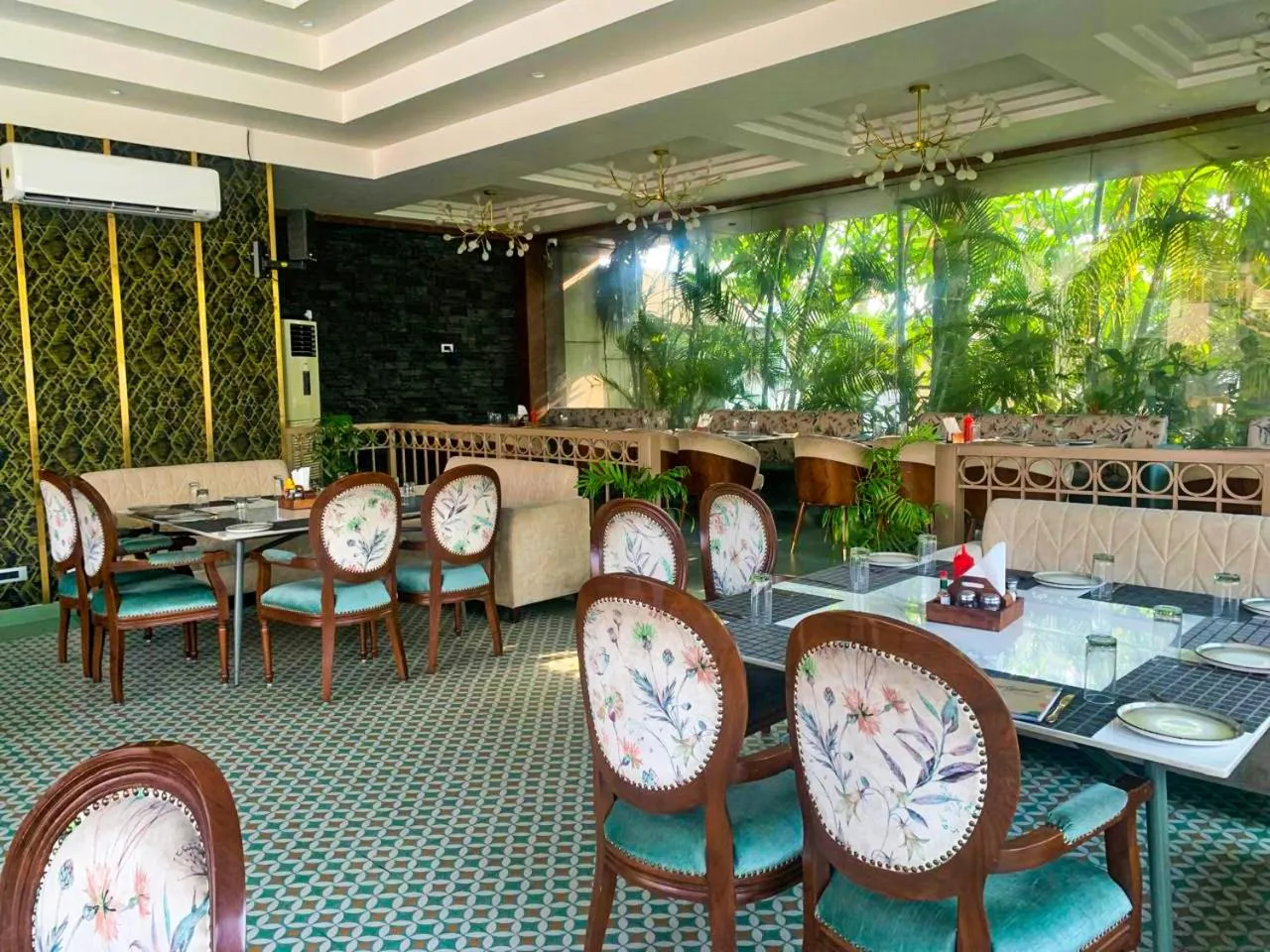 Restaurant/places to eat in Pink Villa Boutique Hotel