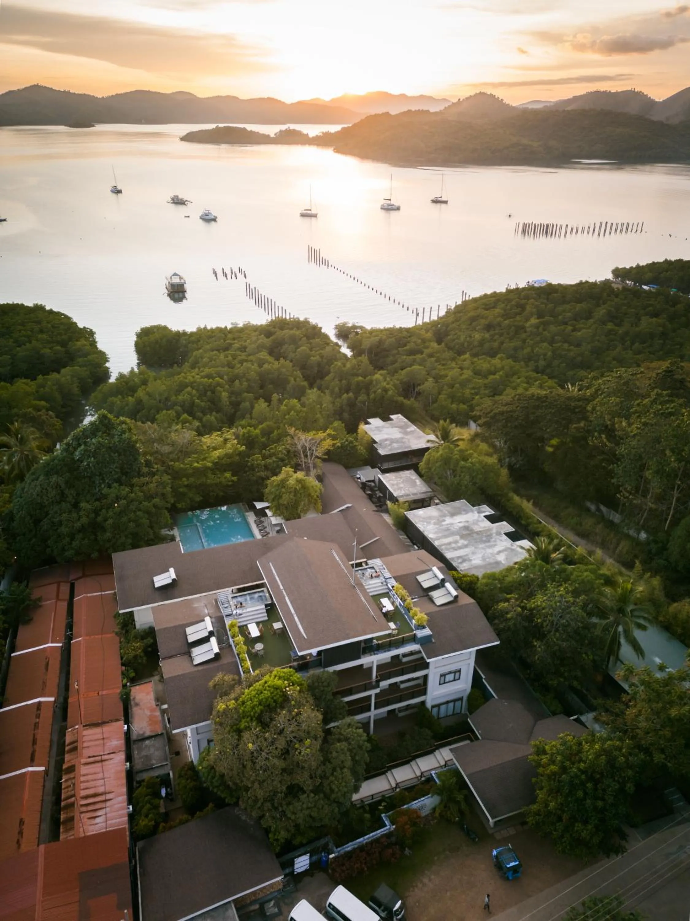 Property building in The Funny Lion - Coron