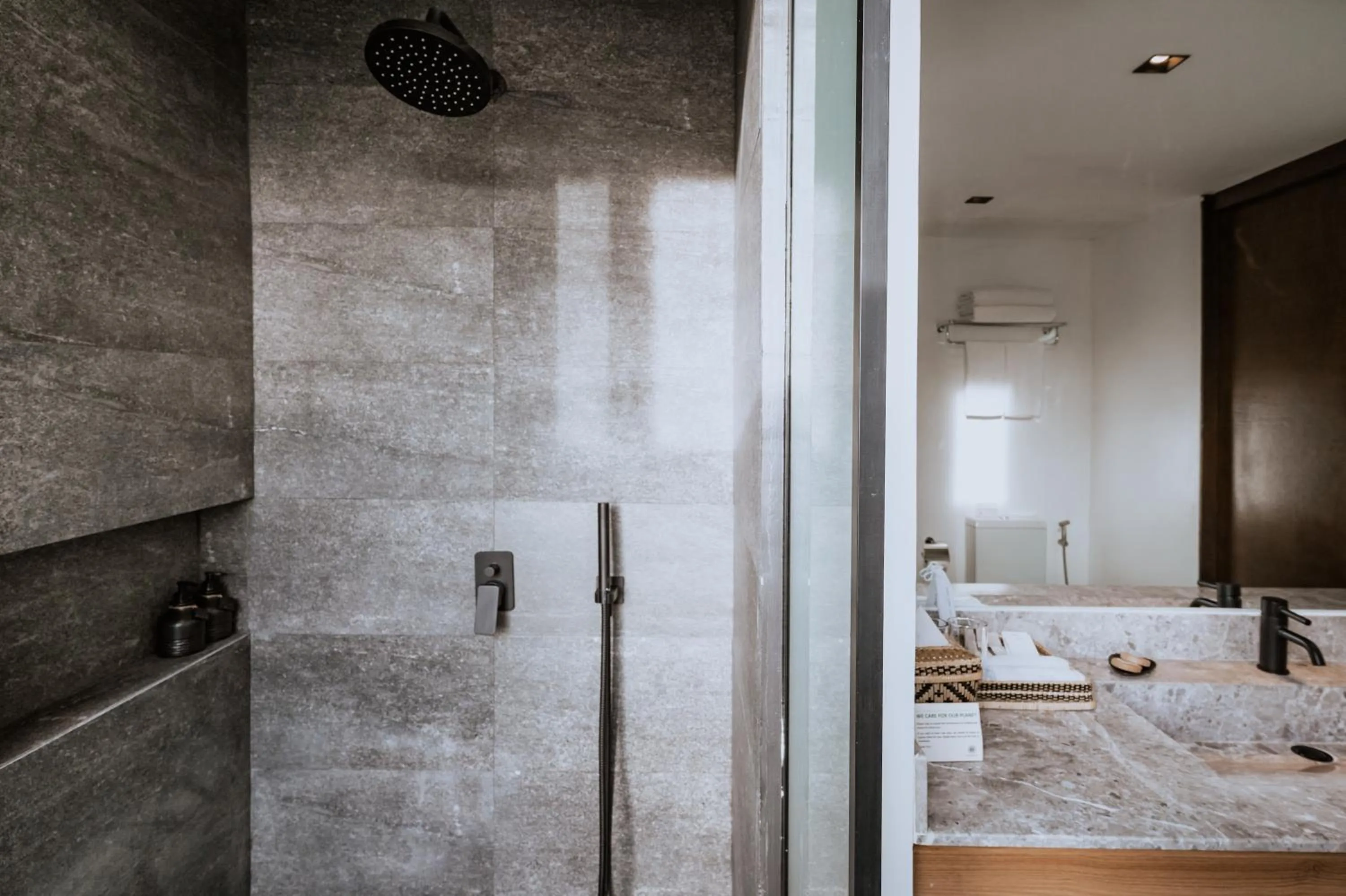 The Funny Lion - Coron