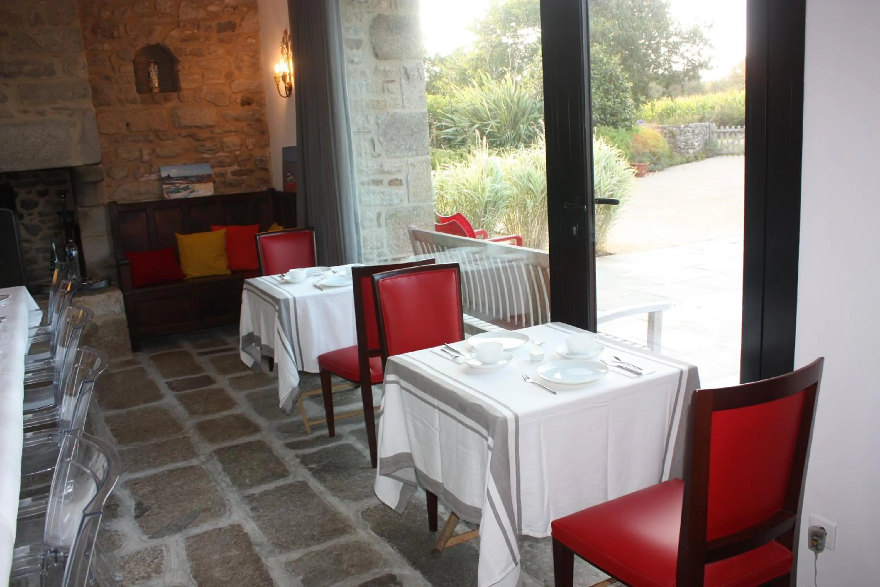 Restaurant/places to eat in Les Chambres d'hôtes de Kérasquer