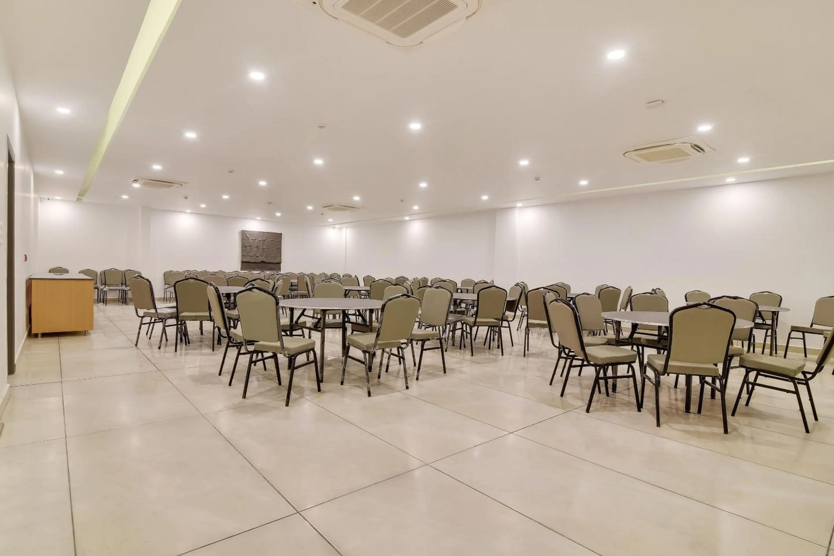 Restaurant/places to eat in Townhouse Perfect Stay Near Kauvery Hospital