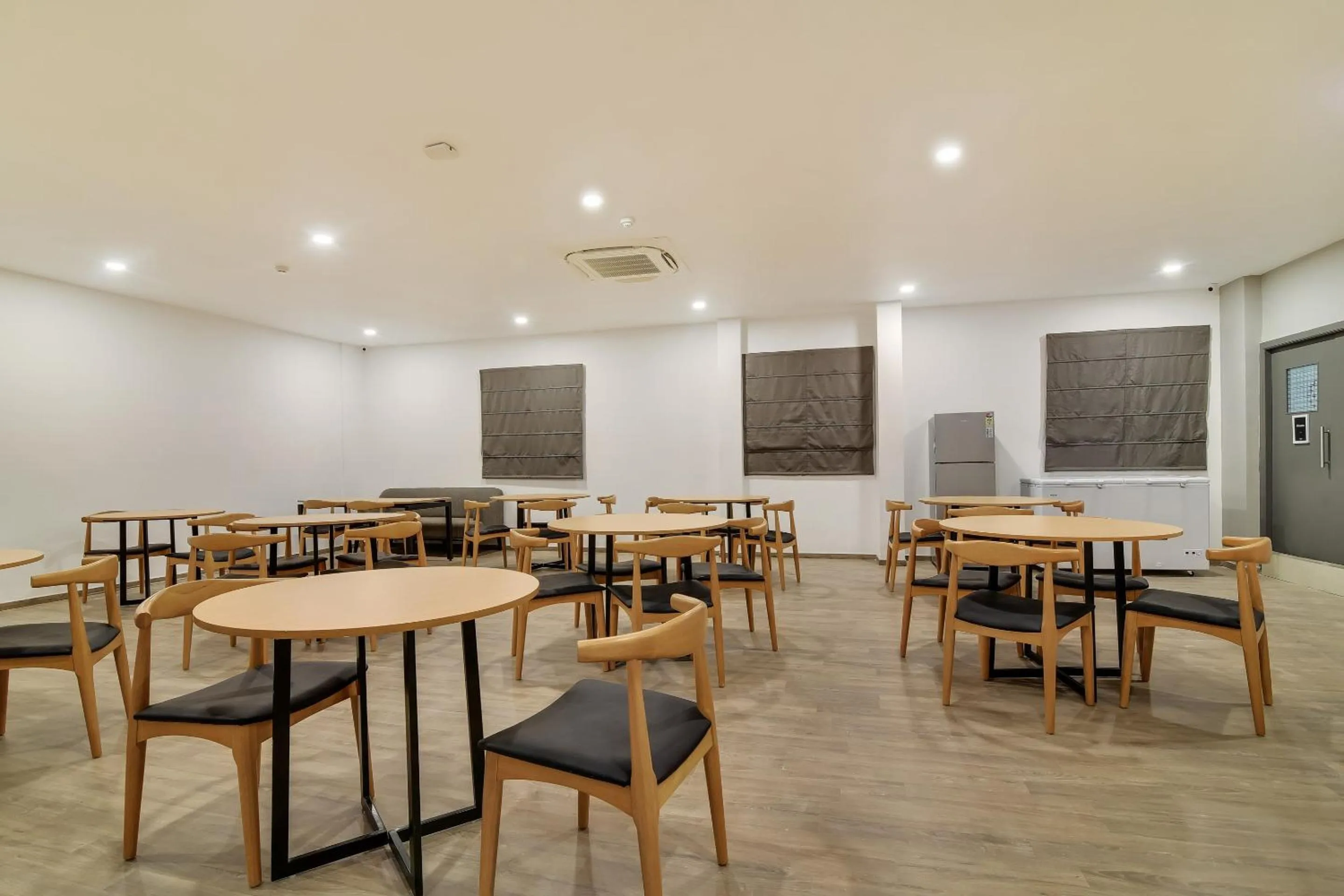 Restaurant/places to eat in Townhouse Kovilambakkam