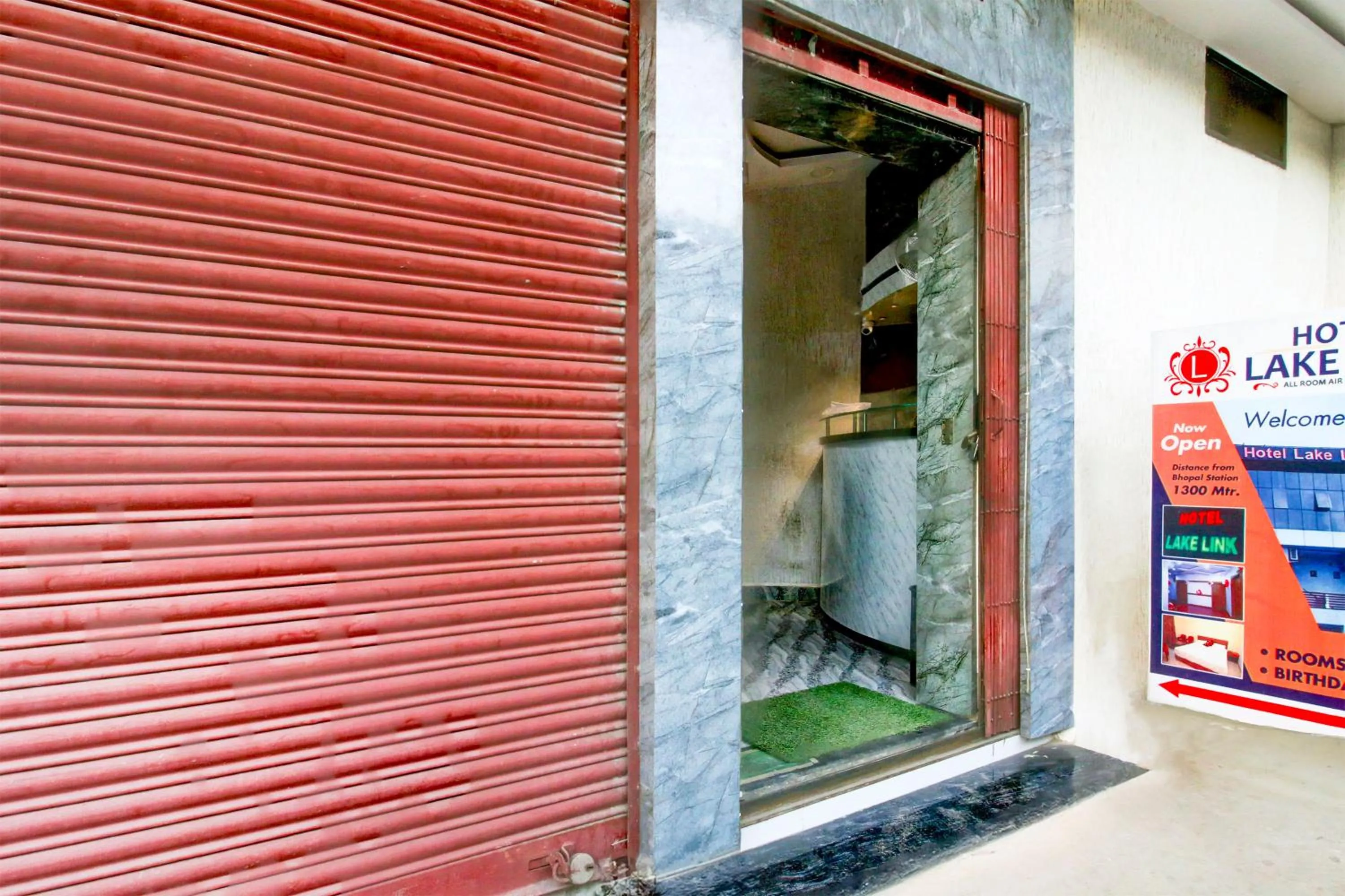 Facade/entrance in Hotel O Lake Link