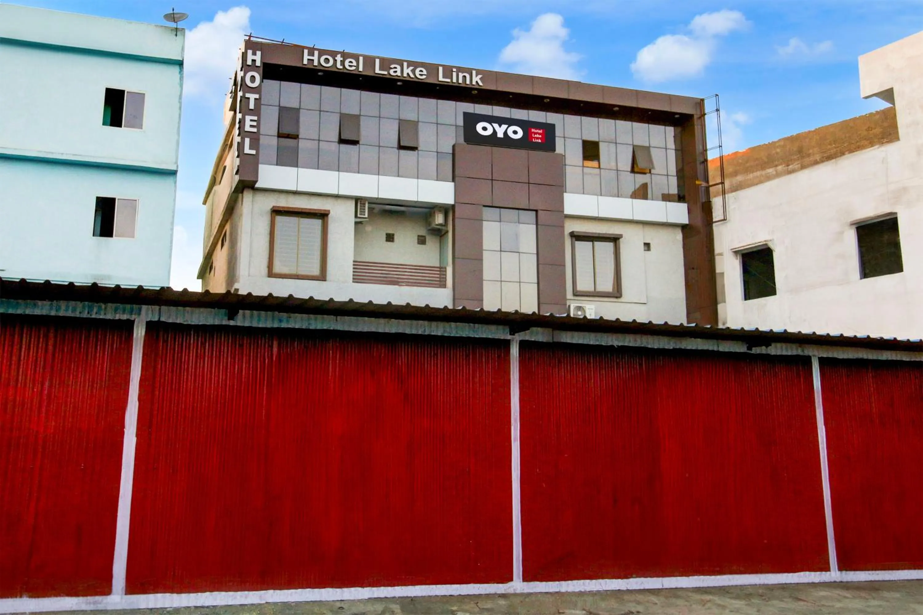 Facade/entrance in Hotel O Lake Link