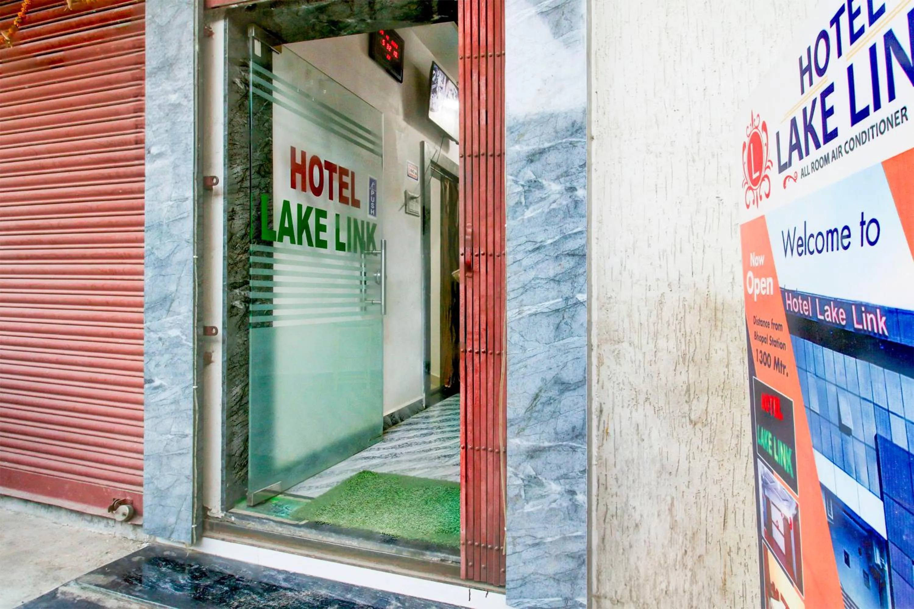 Facade/entrance in Hotel O Lake Link