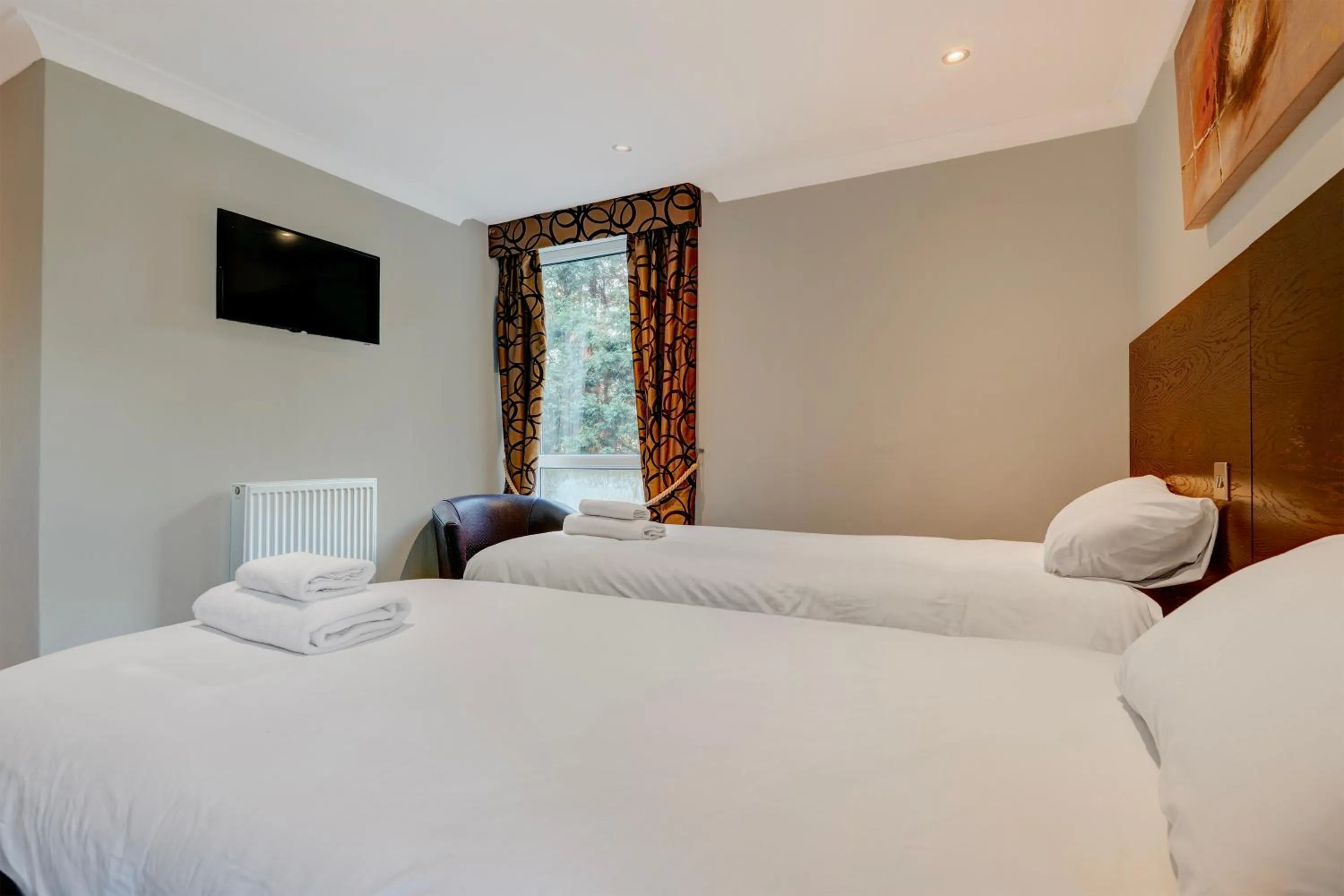 Bedroom, Bed in Liverpool Aigburth Hotel By Belvilla