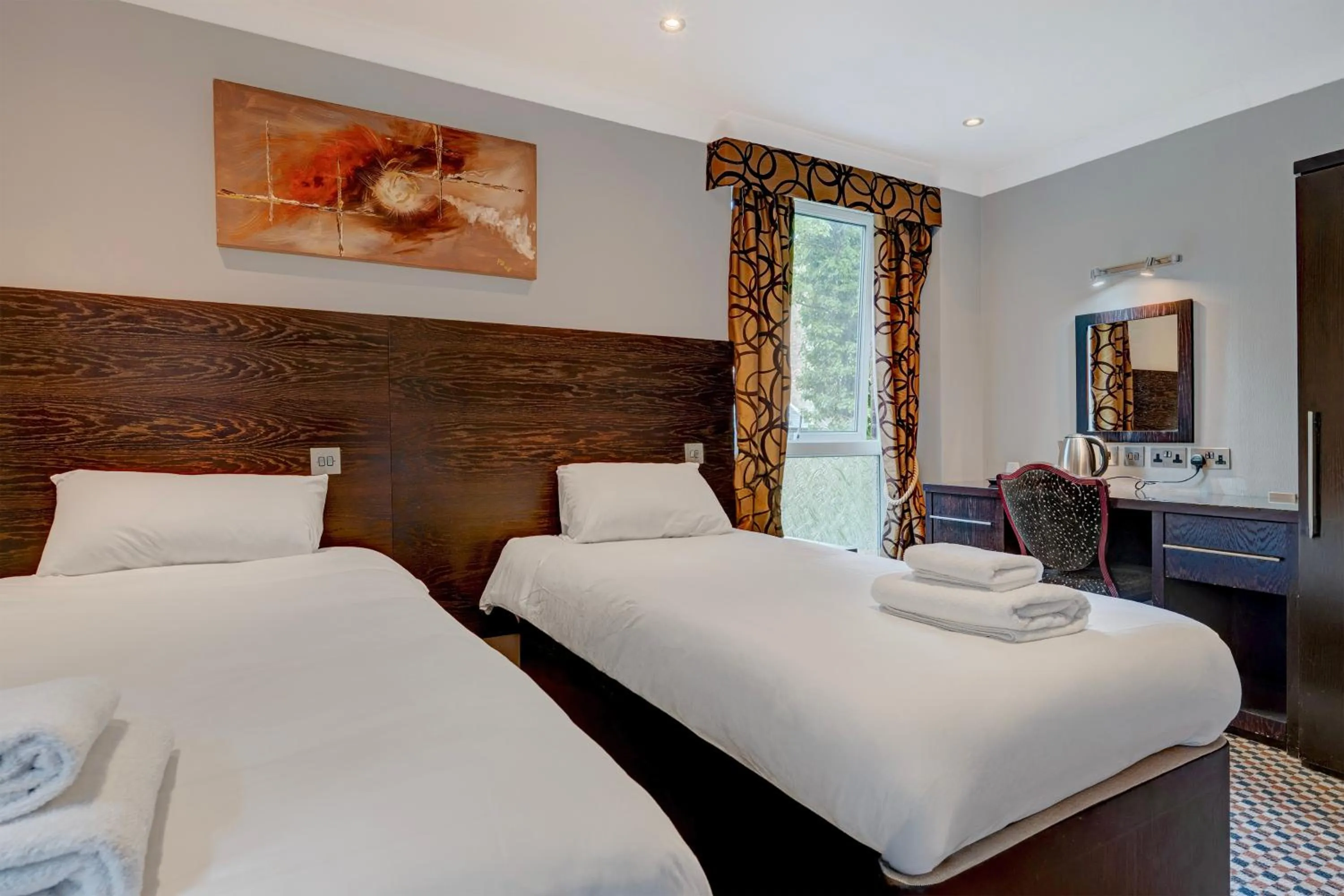 Bedroom, Bed in Liverpool Aigburth Hotel By Belvilla