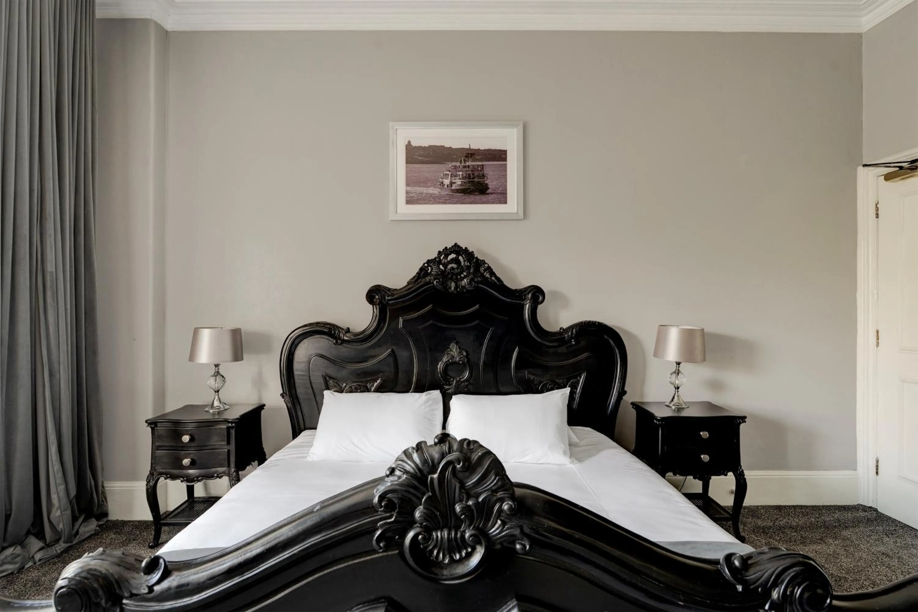 Bed in Liverpool Aigburth Hotel By Belvilla