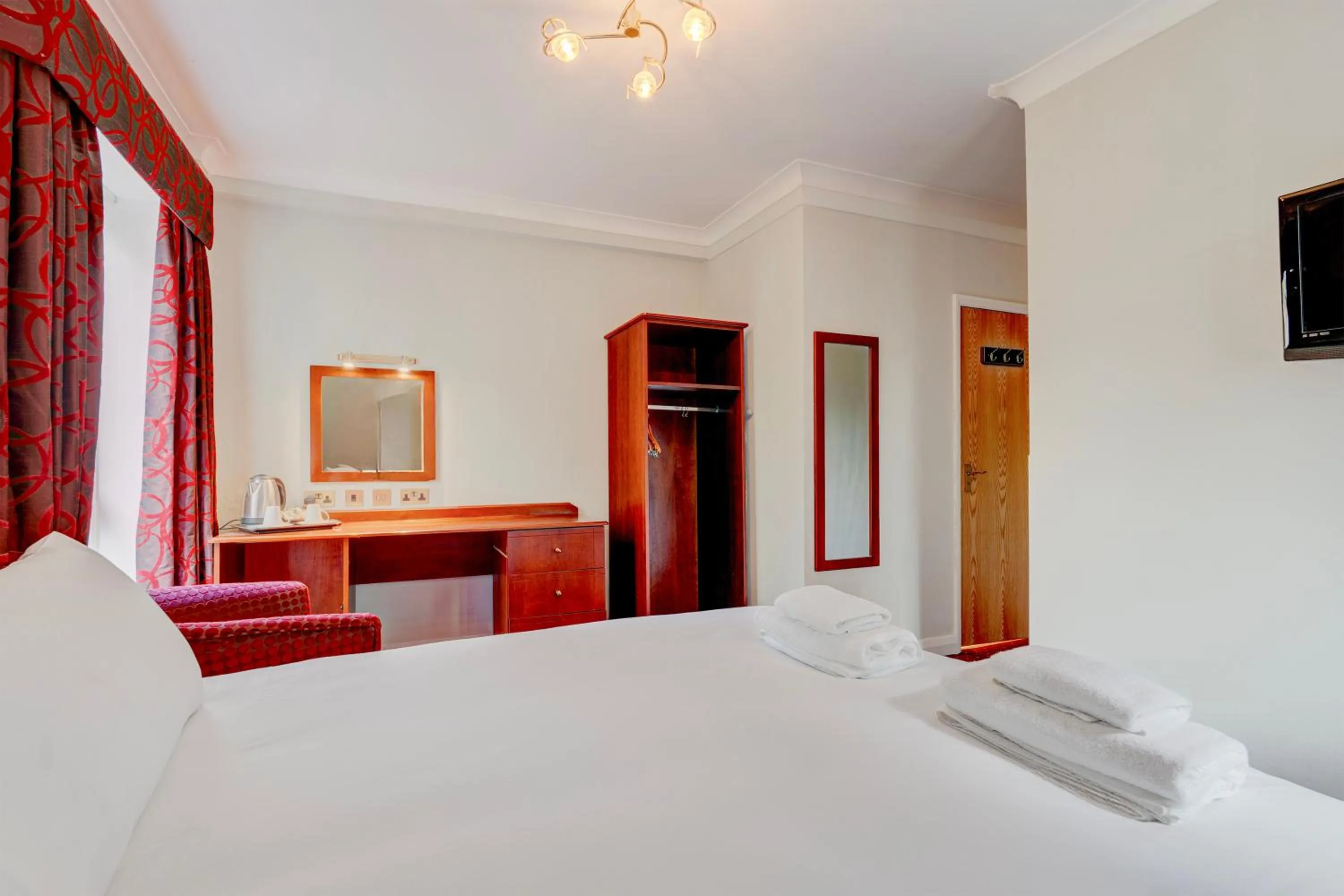 Bedroom, Bed in Liverpool Aigburth Hotel By Belvilla