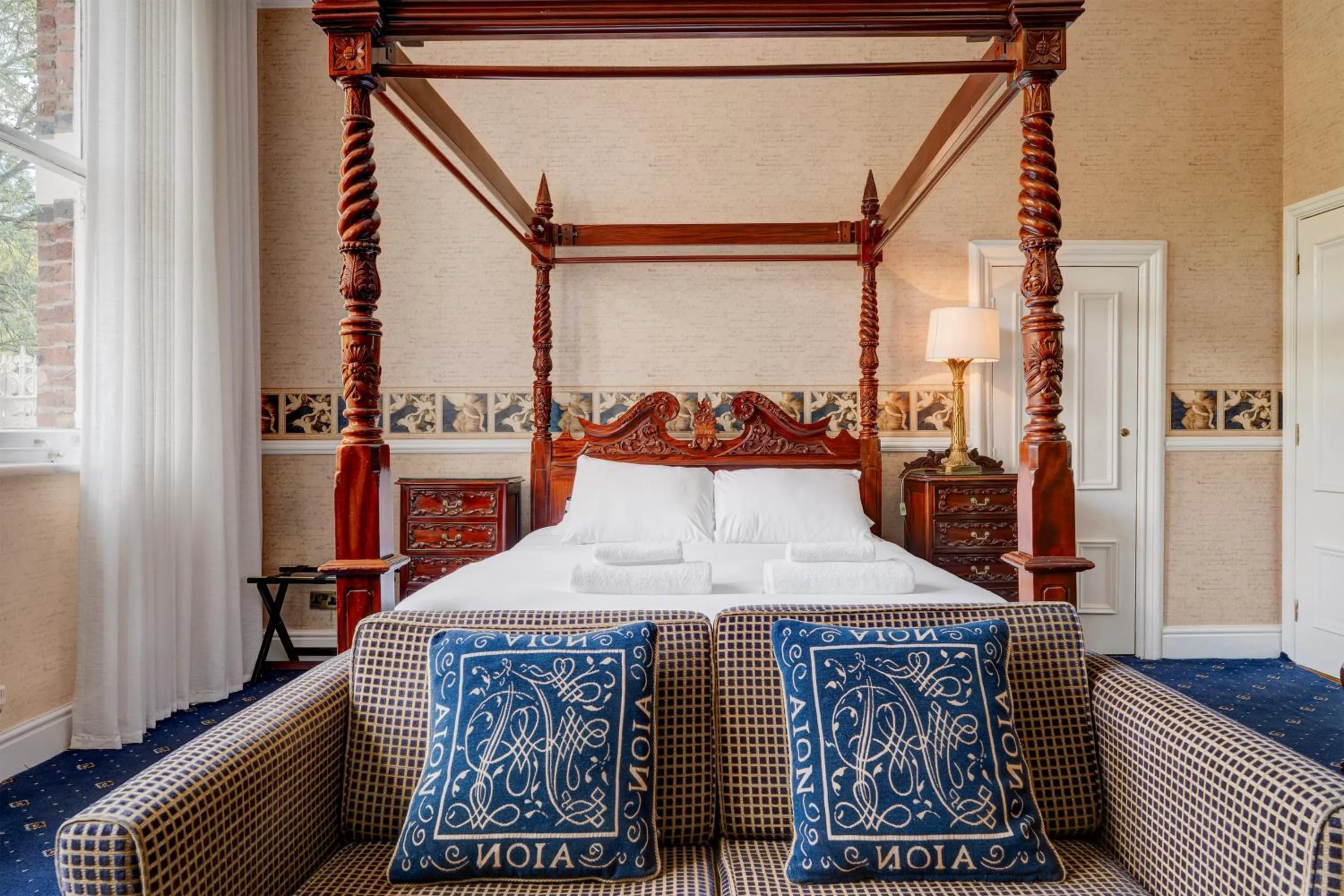 Bedroom, Bed in Liverpool Aigburth Hotel By Belvilla