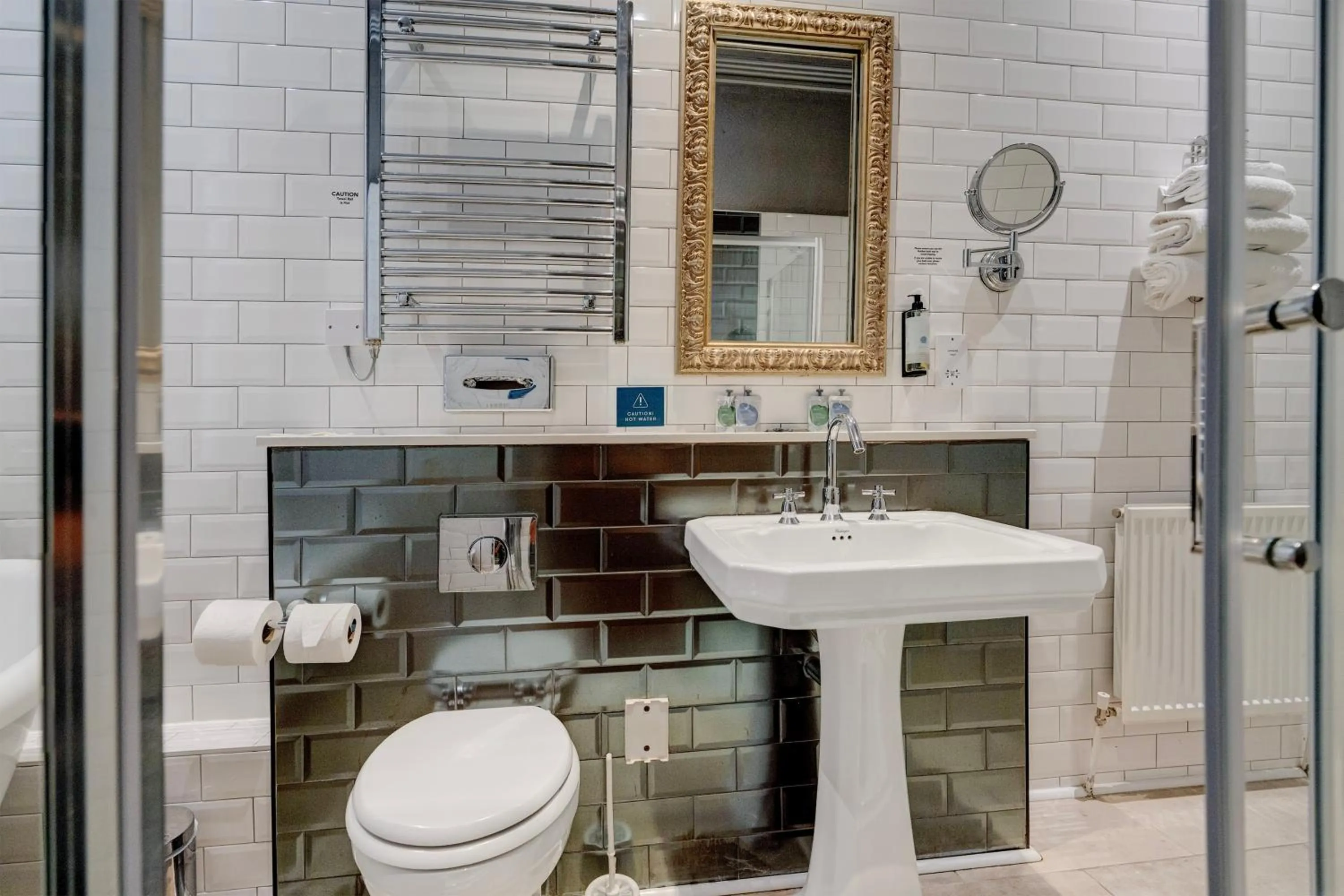 Bathroom in Liverpool Aigburth Hotel By Belvilla