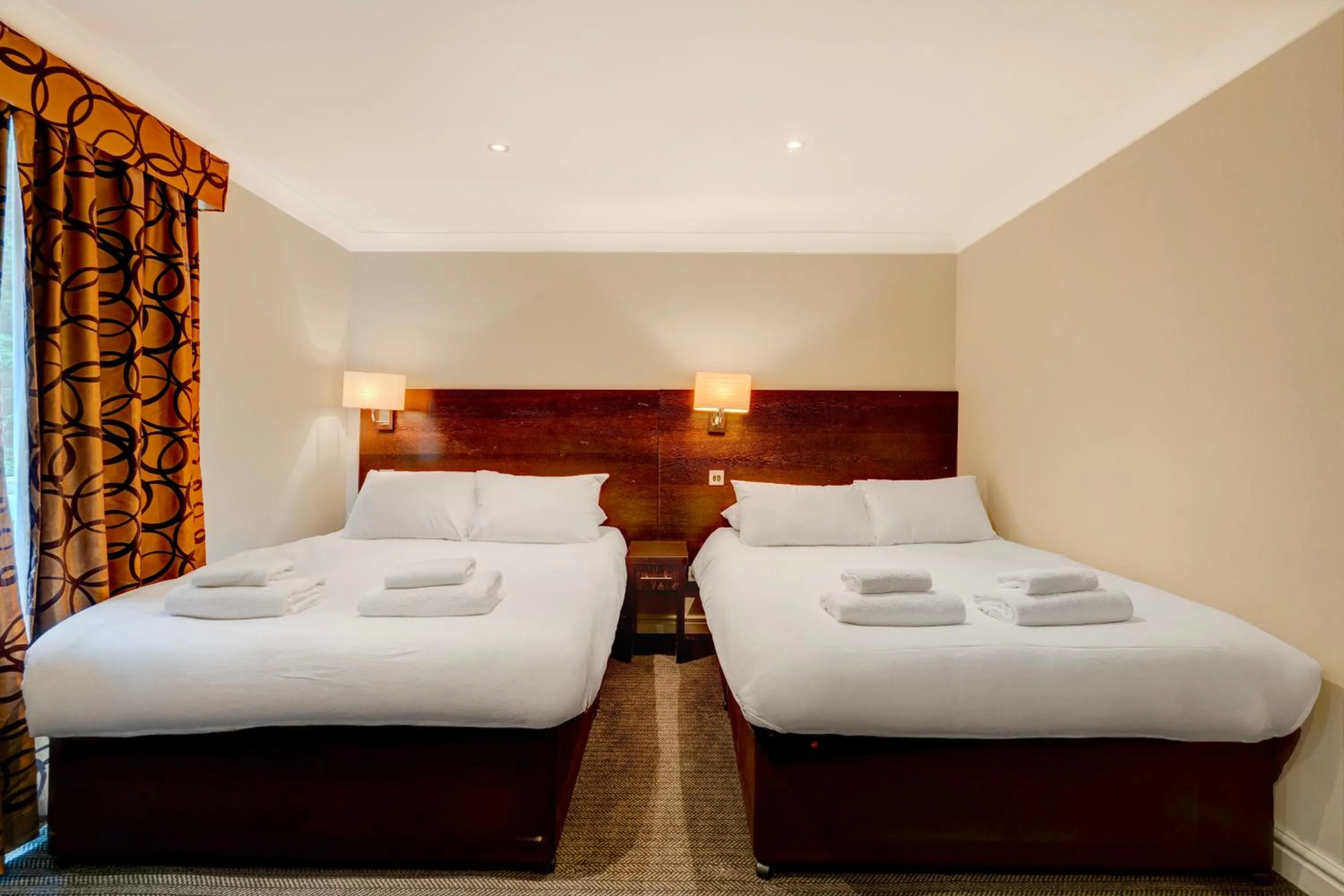 Bedroom, Bed in Liverpool Aigburth Hotel By Belvilla