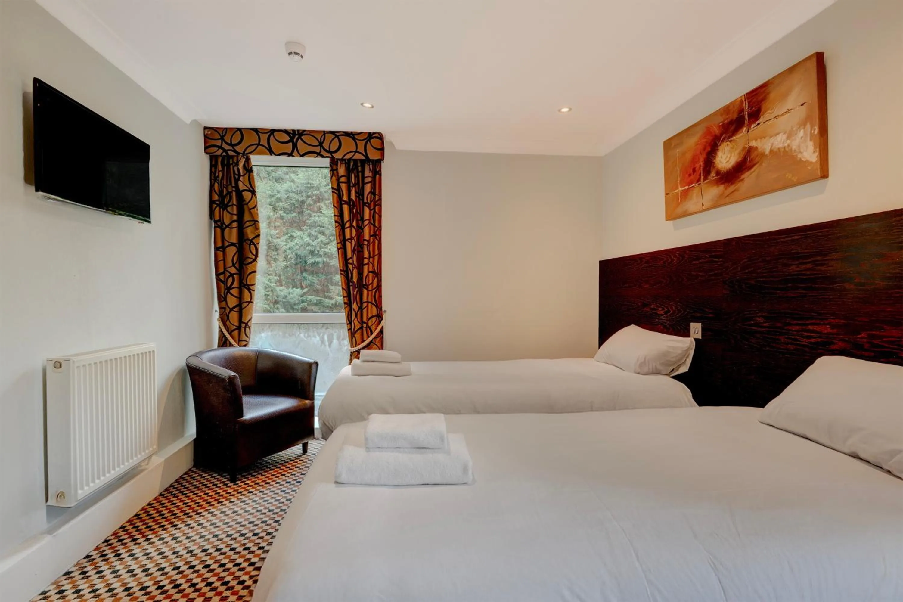 Bedroom, Bed in Liverpool Aigburth Hotel By Belvilla