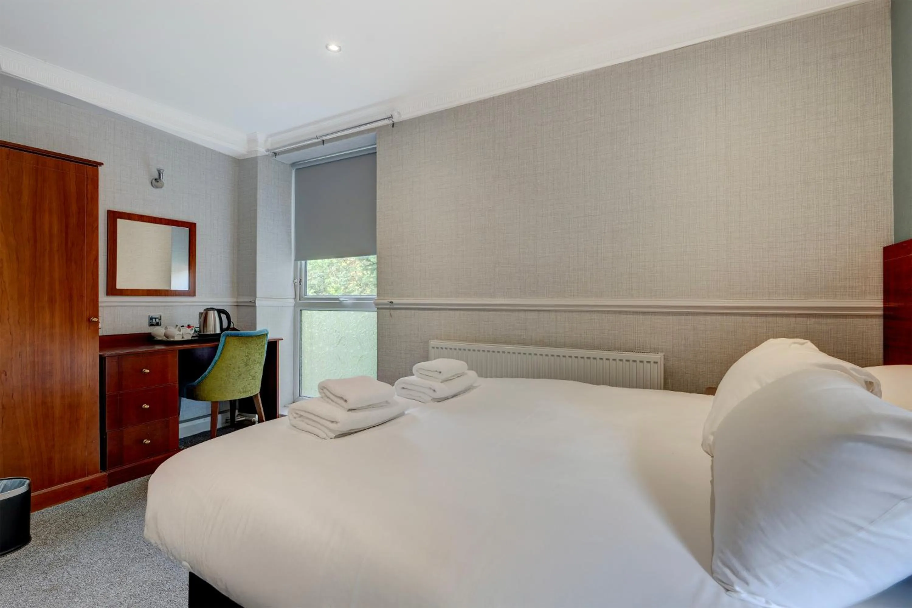 Bedroom, Bed in Liverpool Aigburth Hotel By Belvilla