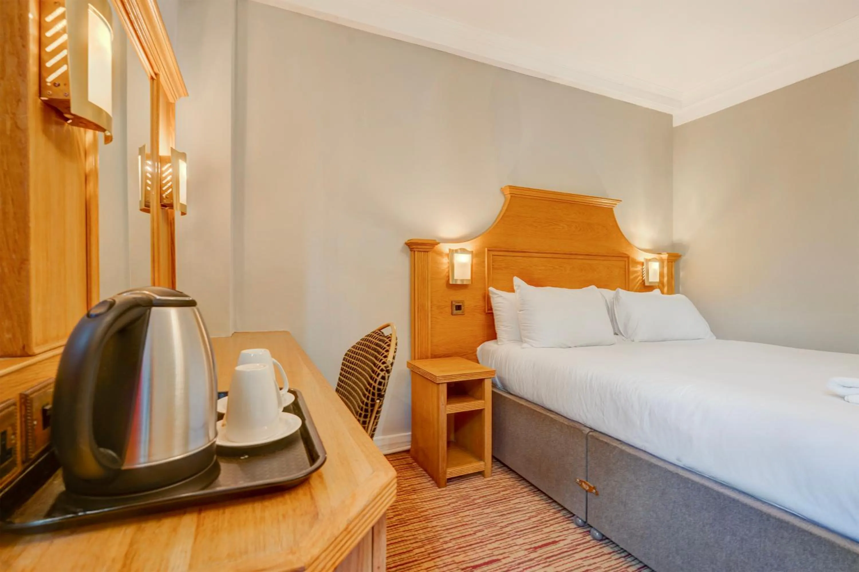 Bedroom, Bed in Liverpool Aigburth Hotel By Belvilla