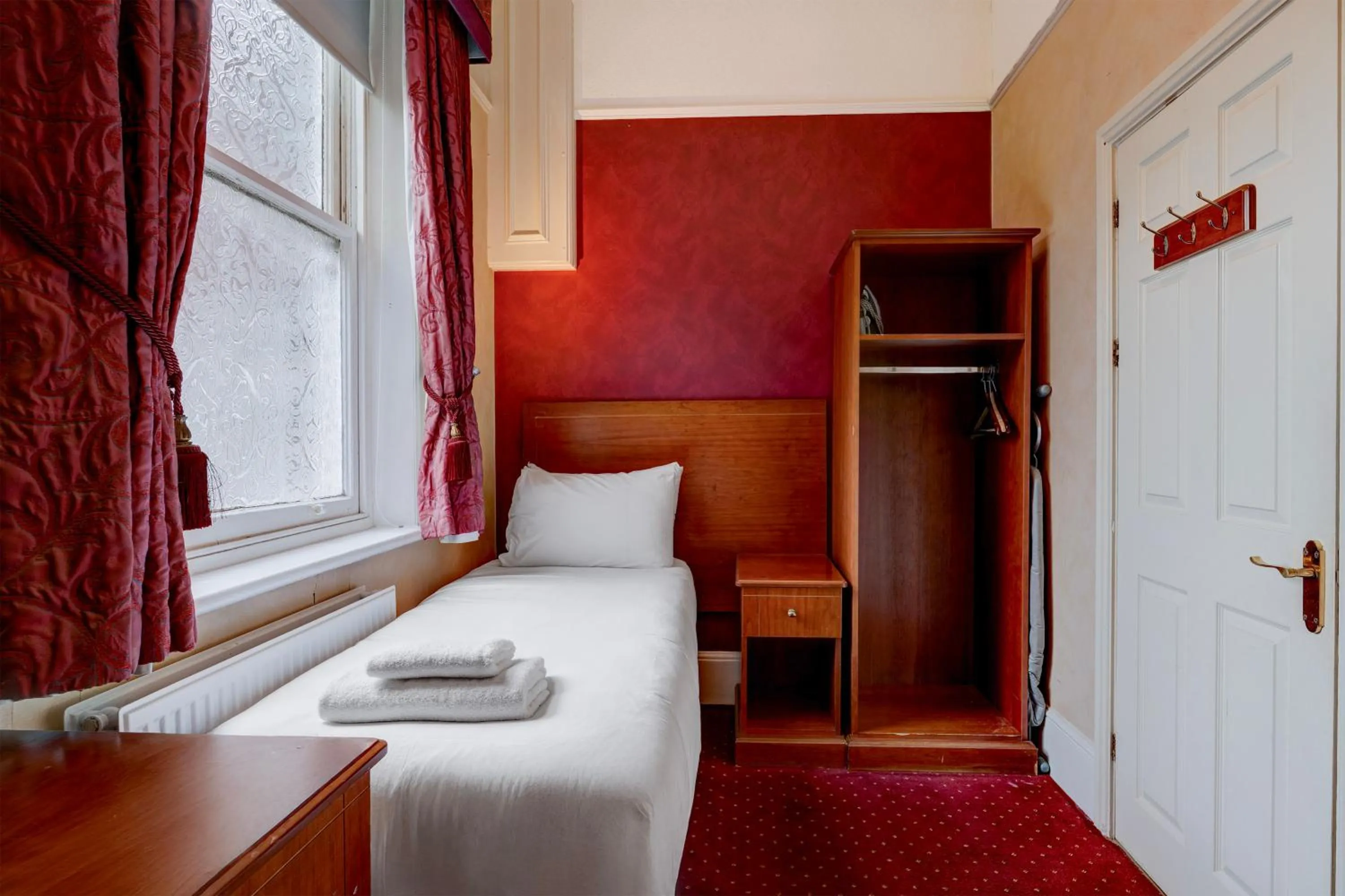 Bedroom, Bed in Liverpool Aigburth Hotel By Belvilla