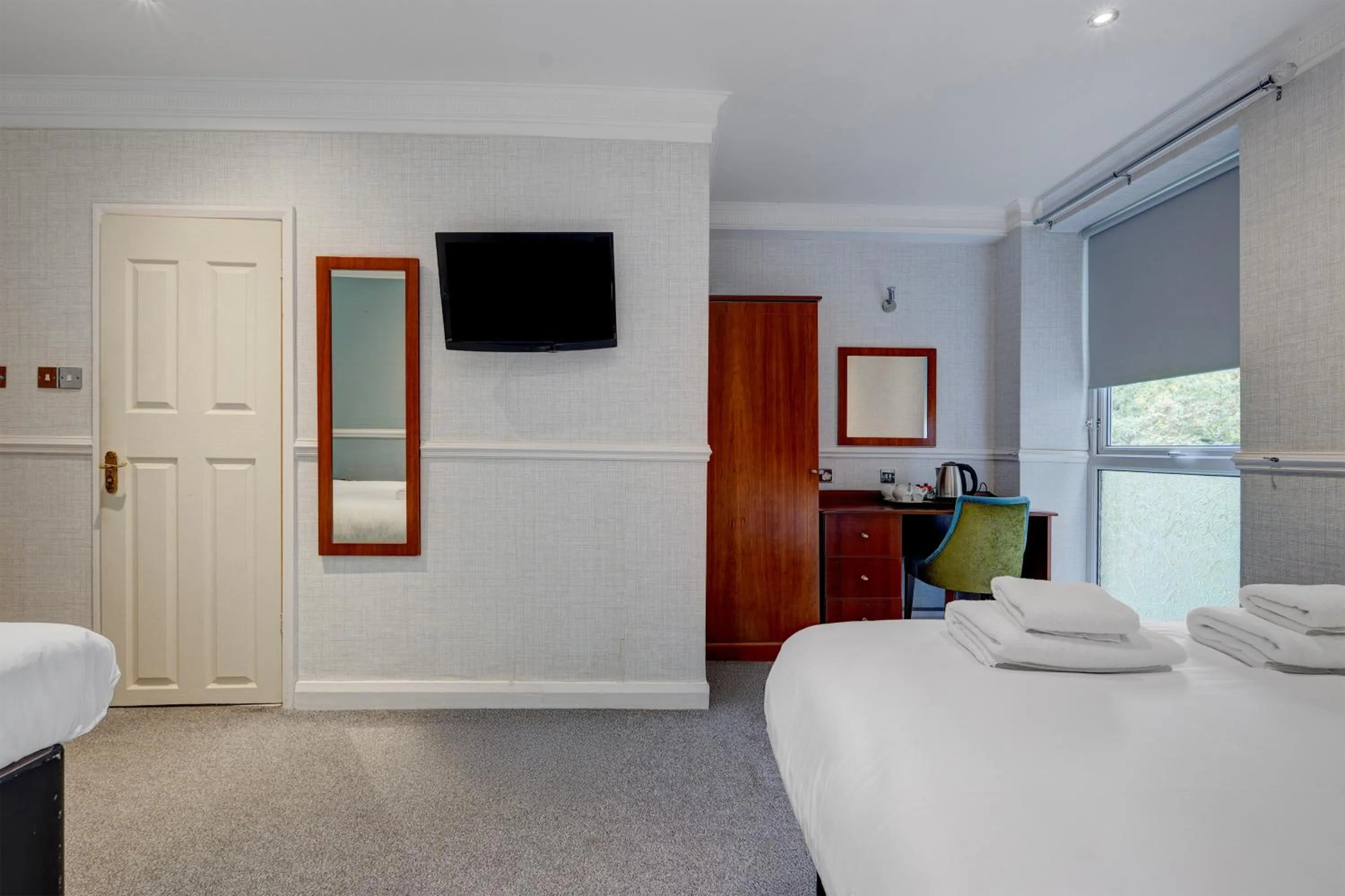Bedroom, Bed in Liverpool Aigburth Hotel By Belvilla