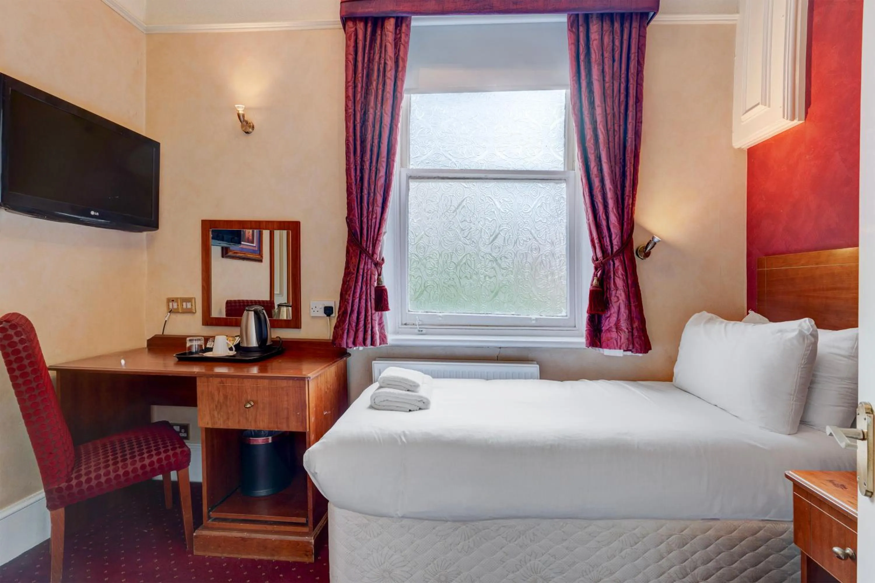 Bedroom, Bed in Liverpool Aigburth Hotel By Belvilla