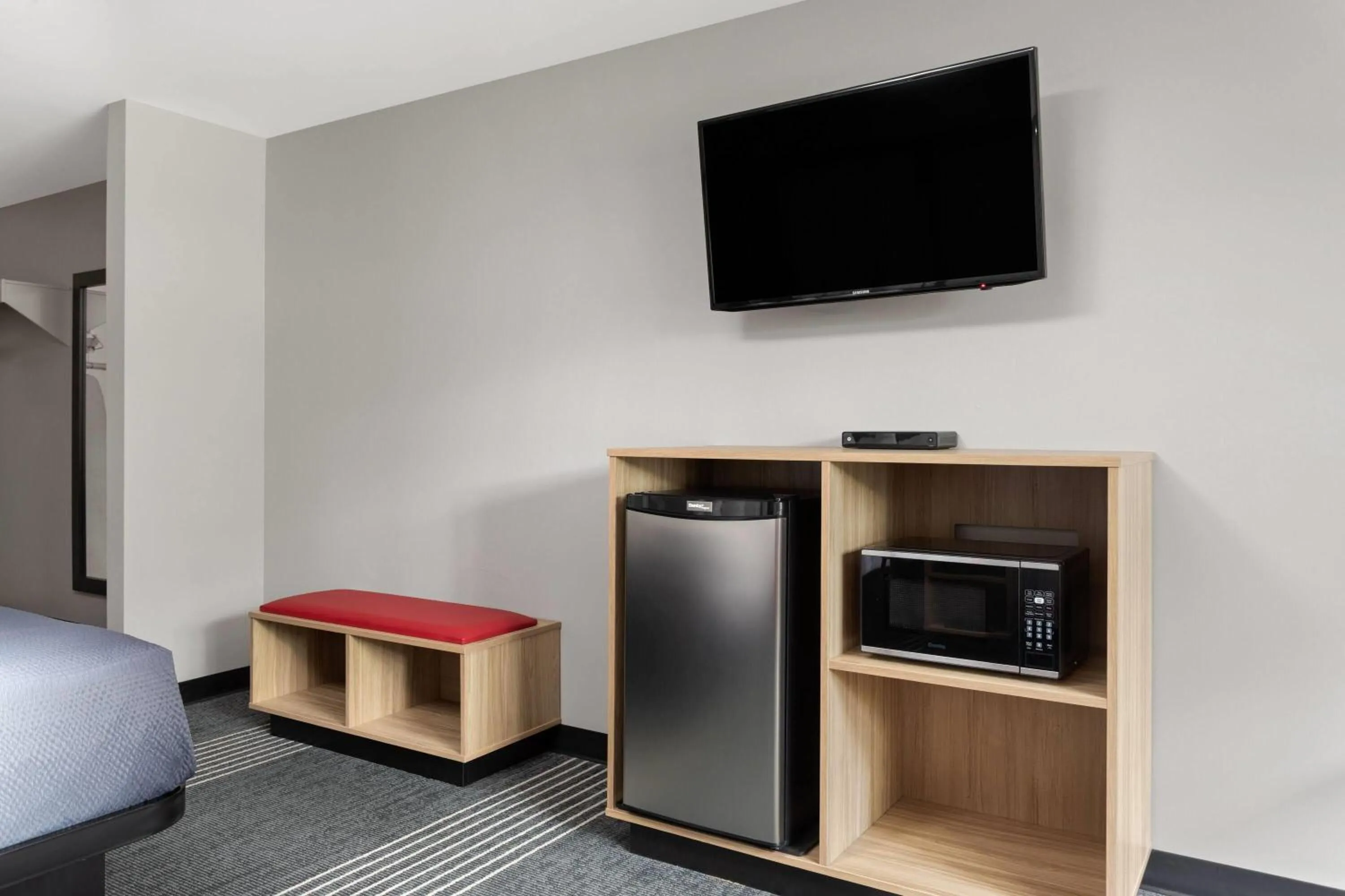 Photo of the whole room, Bed in Super 8 by Wyndham Sault Ste Marie On