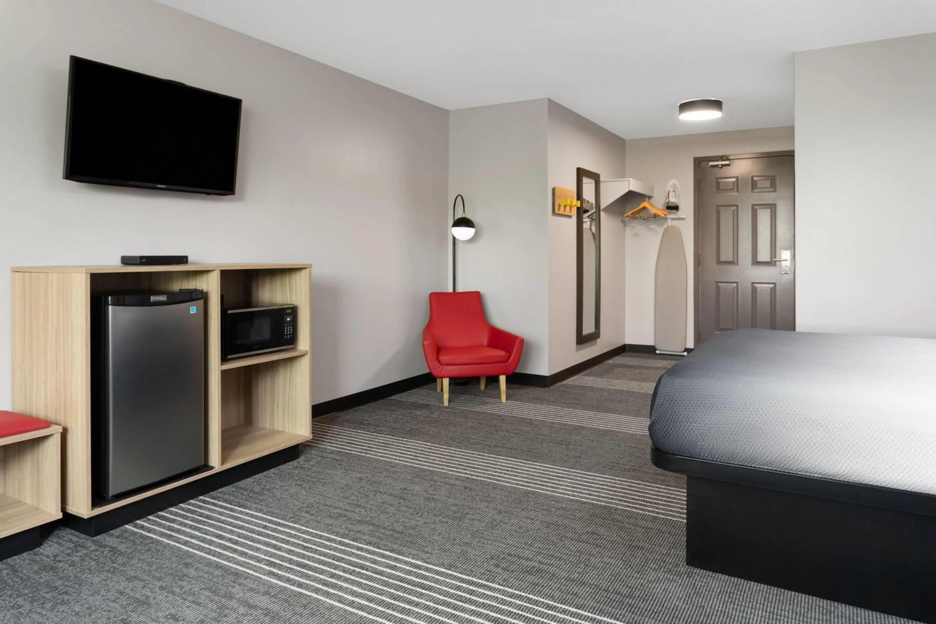 Photo of the whole room, Bed in Super 8 by Wyndham Sault Ste Marie On