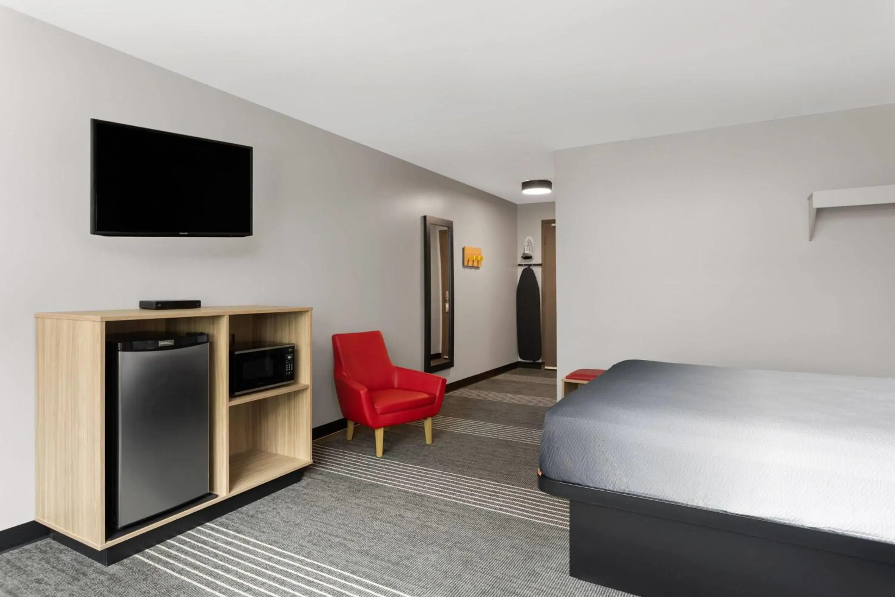 Queen Suite with Sofa Bed - Non-Smoking in Super 8 by Wyndham Sault Ste Marie On Queen Suite with Sofa Bed - Non-Smoking in Super 8 by Wyndham Sault Ste Marie On