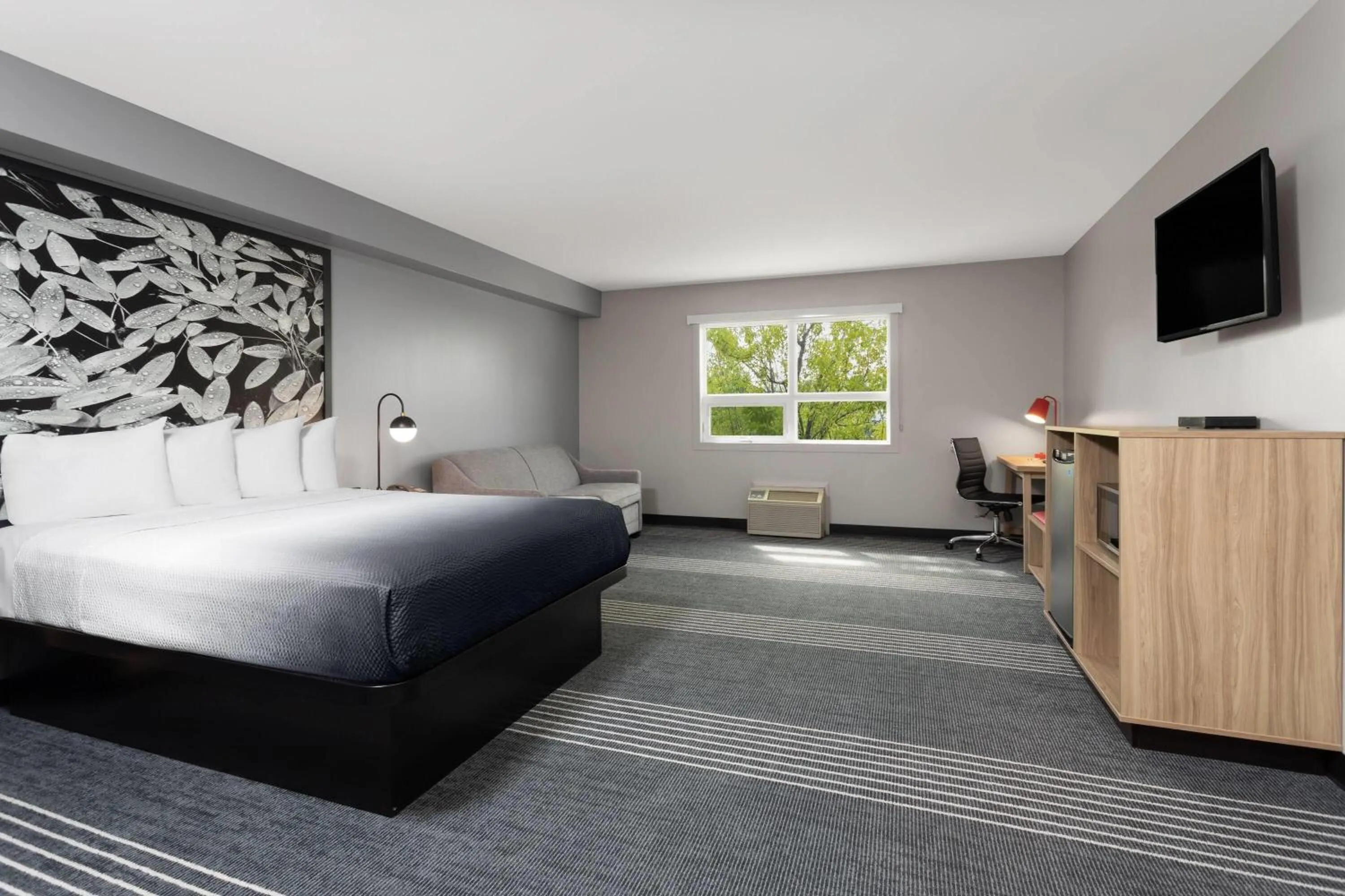 Photo of the whole room, Bed in Super 8 by Wyndham Sault Ste Marie On