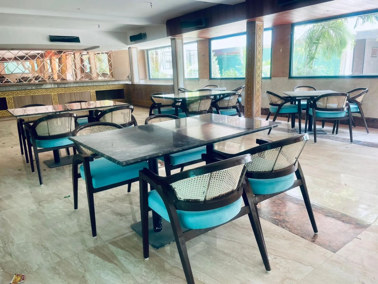 Restaurant/places to eat in Hotel Ayodhya