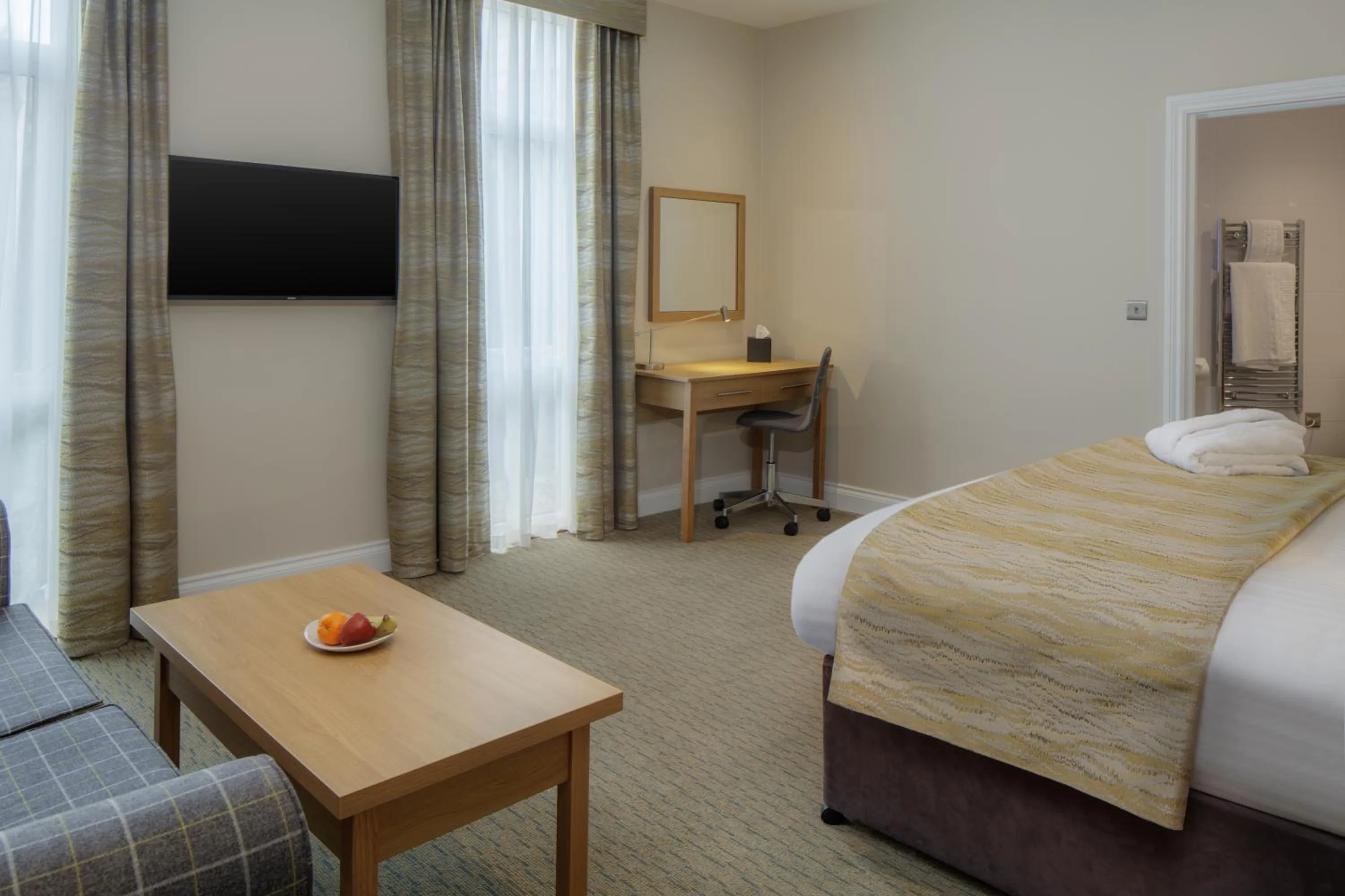 Photo of the whole room, TV/Entertainment Center in Mercure Hatfield Oak Hotel